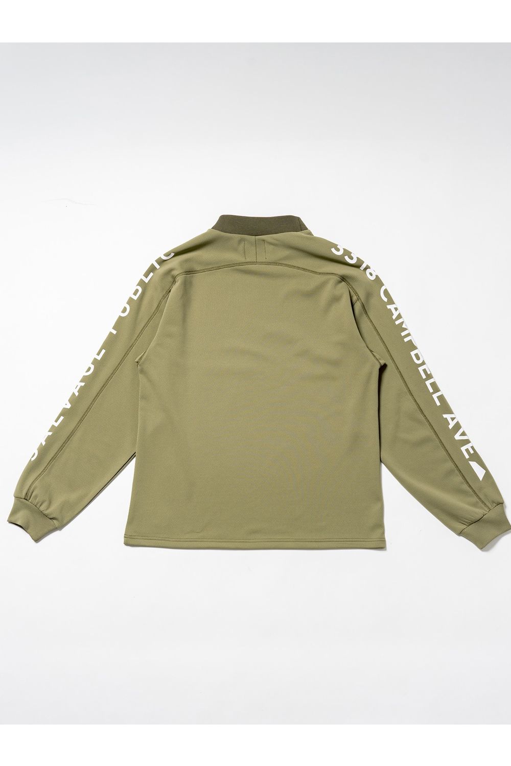 【26AW】 ʻAlapaina Mockneck L/S（CAMPBELL AVE） / ロゴプリント ロングスリーブ モックネックTシャツ (カーキ) (9月入荷予定）