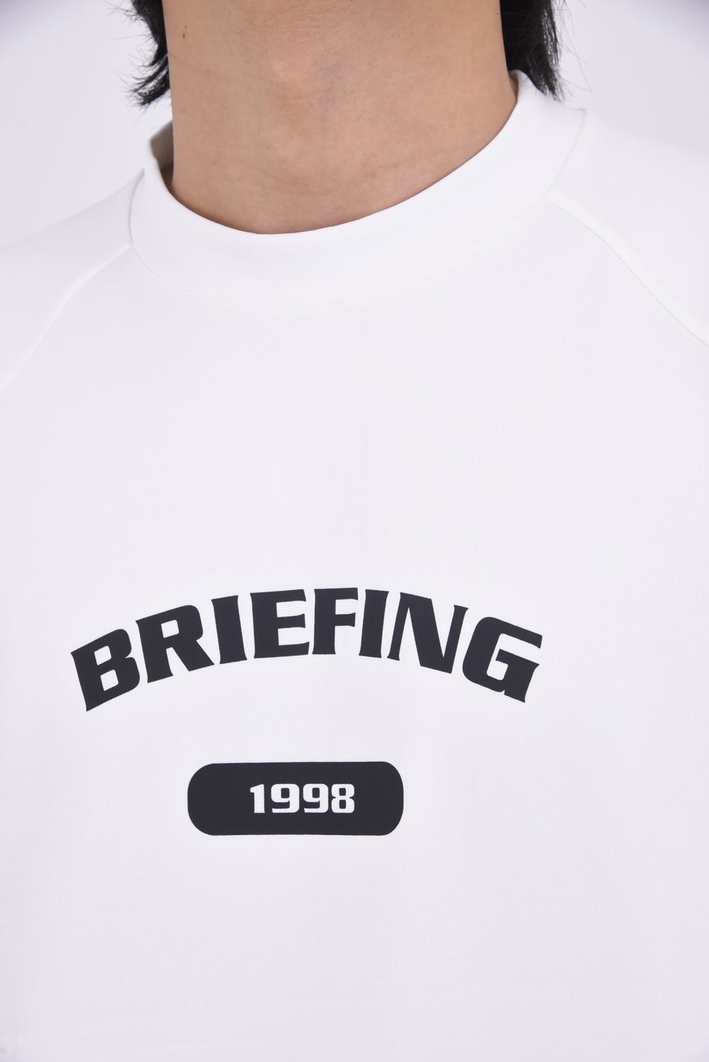 【26SS】 MEN’S COLLEGE LOGO HIGHNECK / カレッジロゴ リラックスフィット モックネックTシャツ (ホワイト)