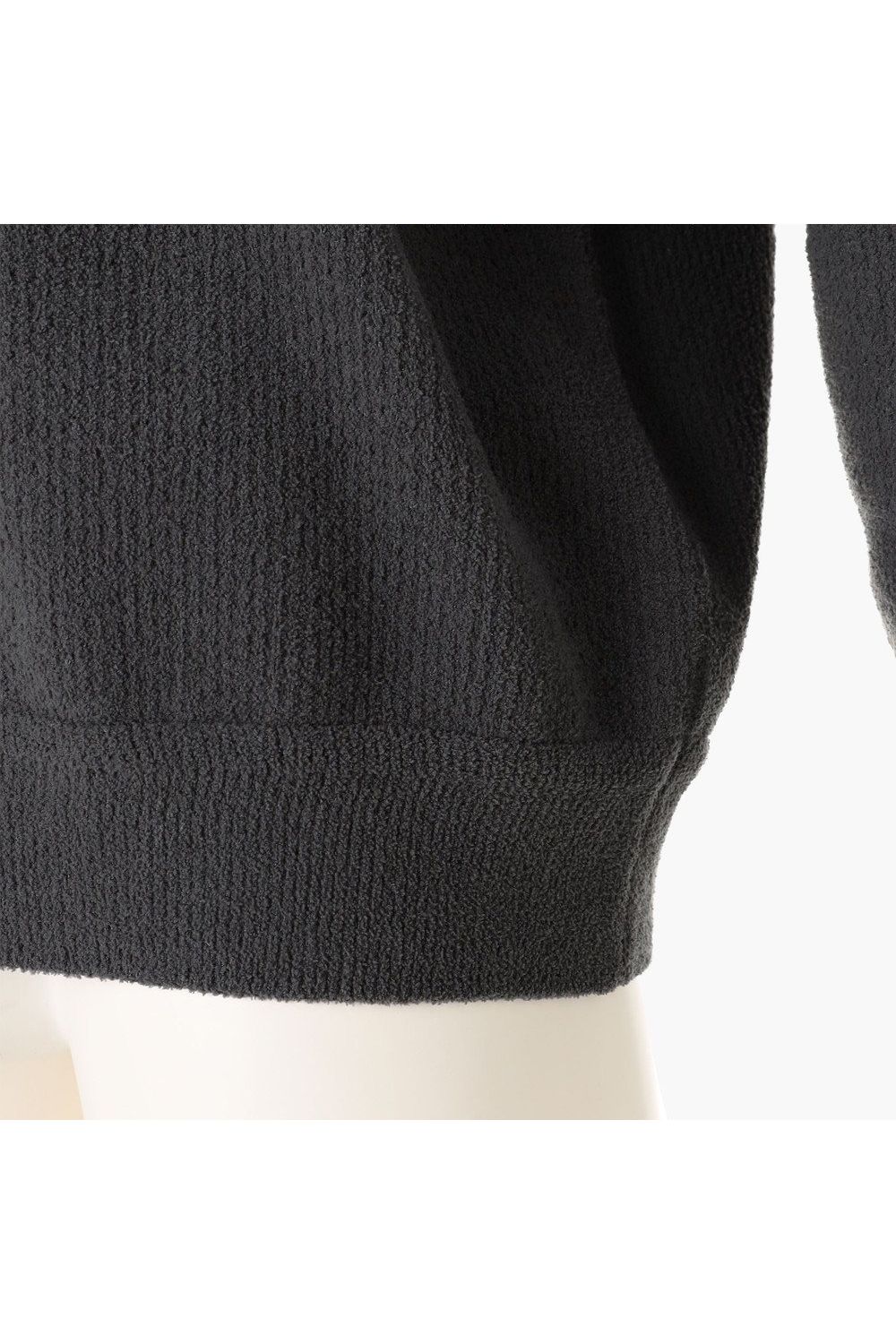 【26AW】 MEN’S AIRY YARN KNIT CREWNECK / エアリーファブリック ブランドロゴ クルーネックニット (チャコール)