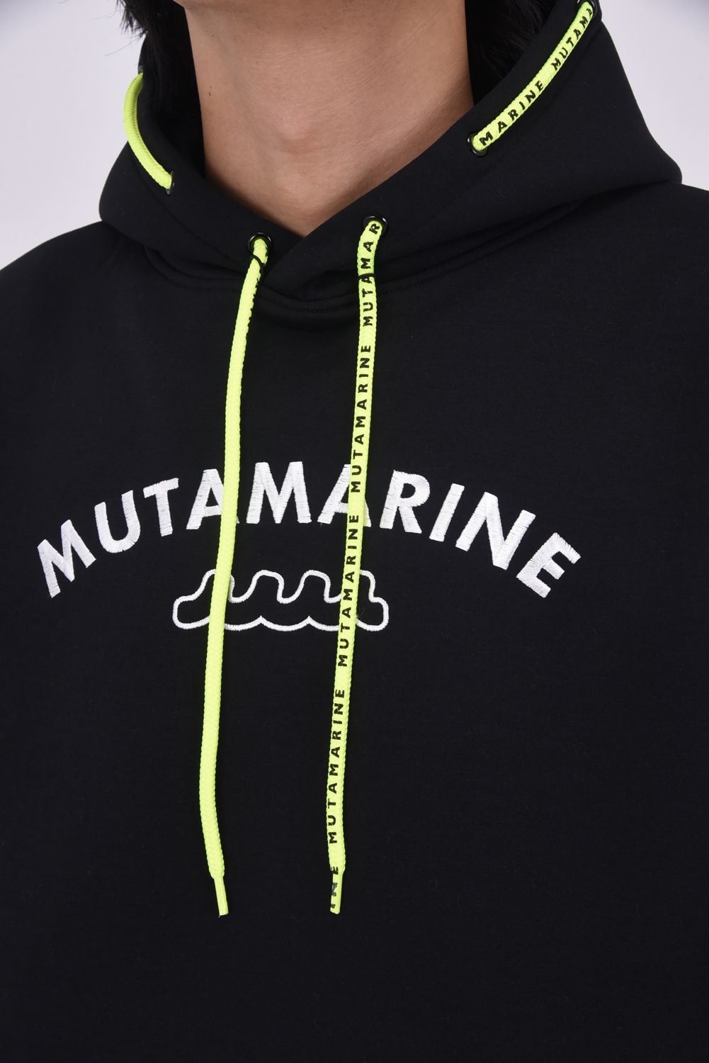 【25AW】 AROUND SPINDLE HOODIE / ダンボール素材 ブランドロゴ刺繍ワッペン プルオーバーパーカー (ブラック)