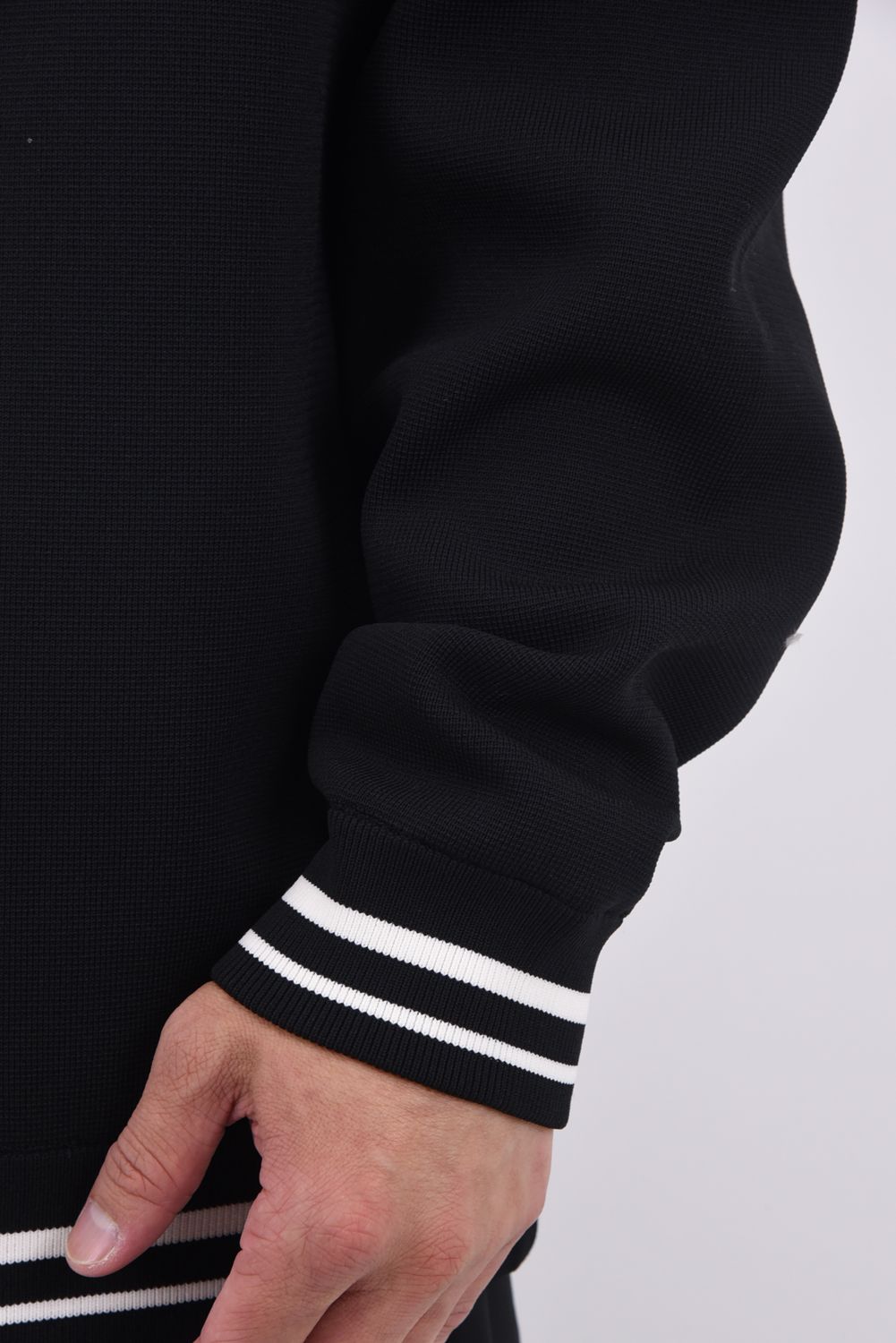 【25AW】 HIGHLY ADICTIVE KNIT / バックグラフィック 裏地付き モックネックリブニット (ブラック)