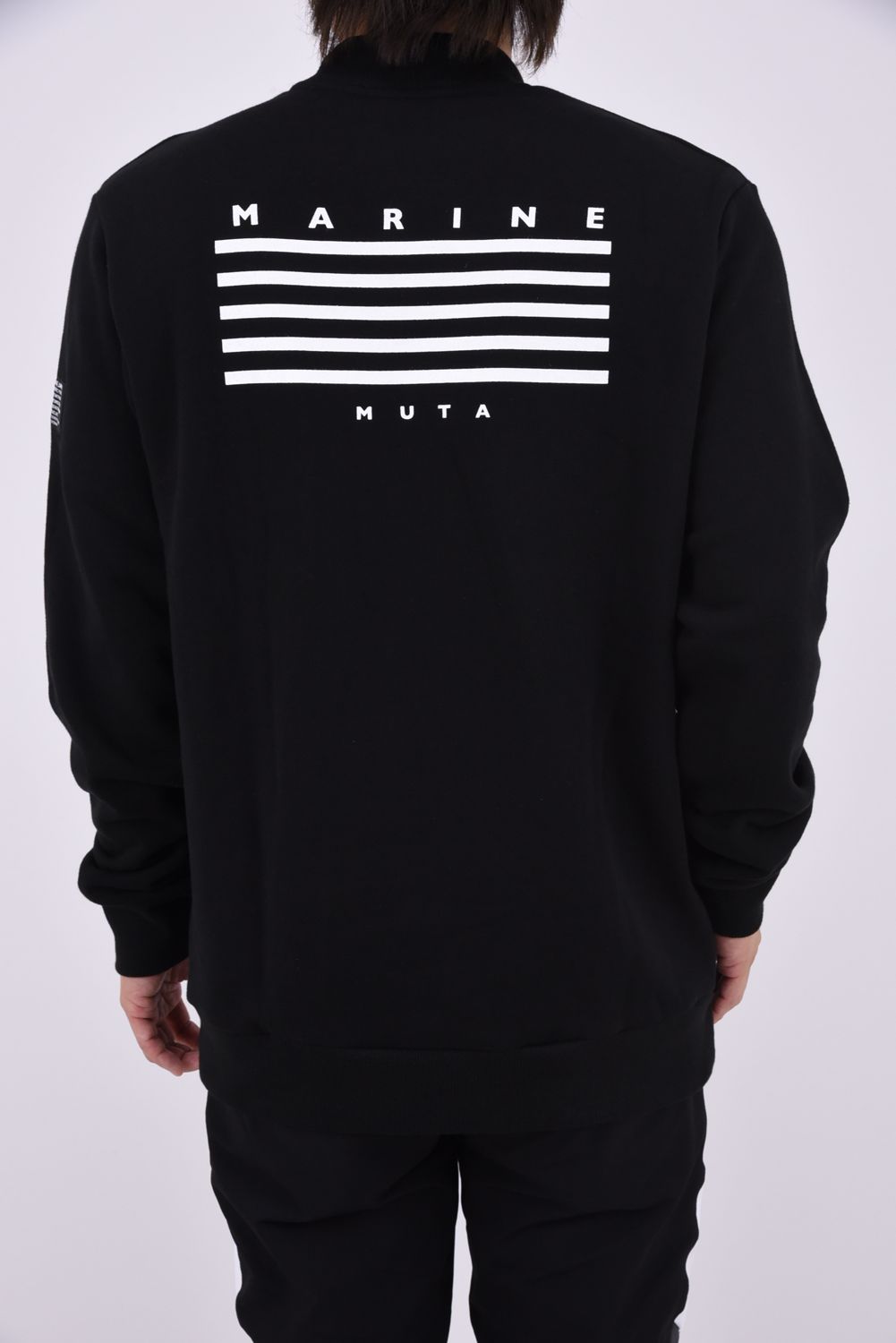 【26AW】【muta MARINE * ACANTHUS】 MOCKNECK SWEATSHIRT / ブランドロゴ モックネックスウェット (ブラック)