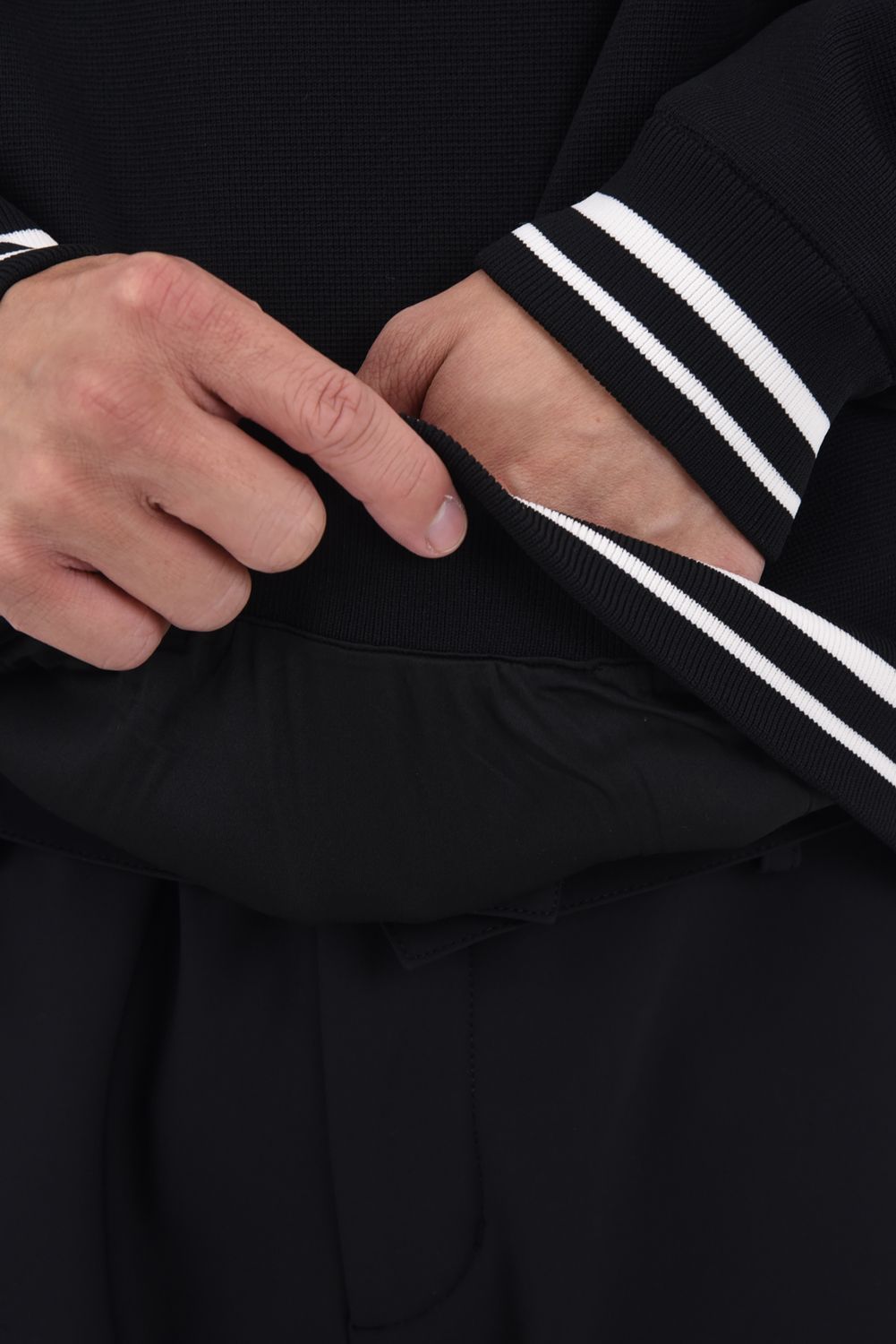 【25AW】 HIGHLY ADICTIVE KNIT / バックグラフィック 裏地付き モックネックリブニット (ブラック)