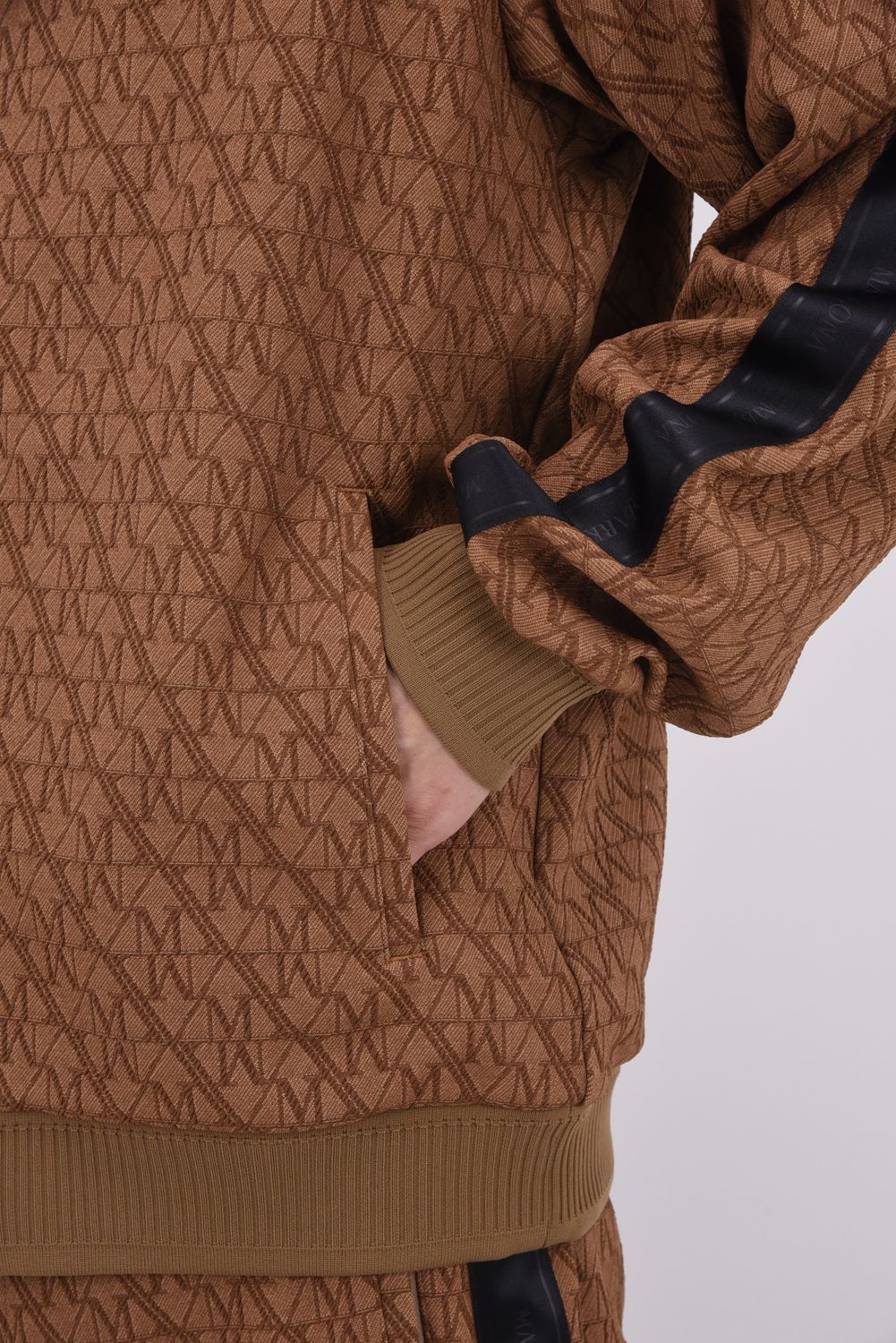 【2025AW】【CODE COLLECTION】 TPTJ / ジオメトリックジャカード サイドラインテープ トラックジャケット (ブラウン)