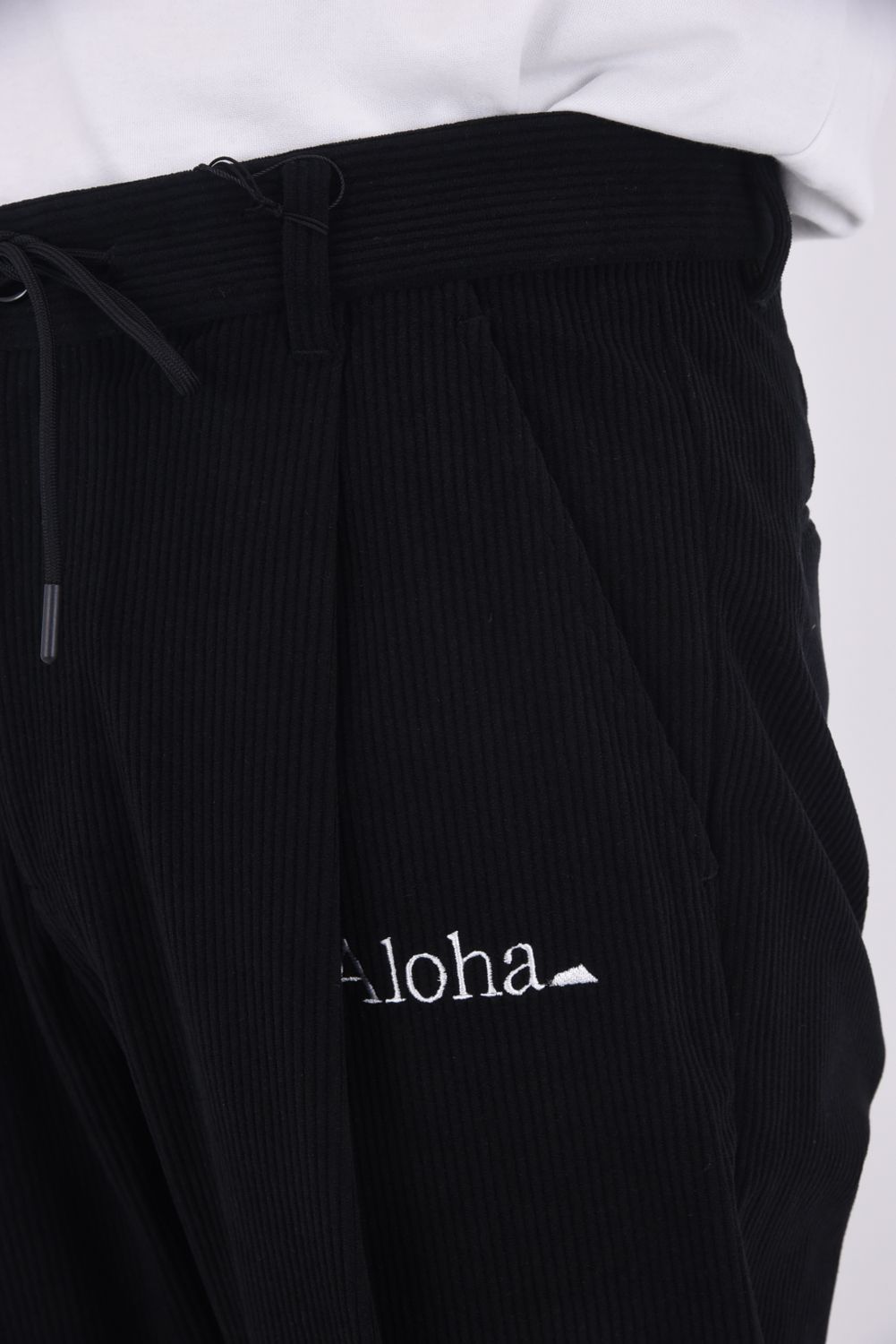 Uka Corduroy Trousers / コーデュロイ テーパードシルエット ワンタックトラウザー (ブラック)