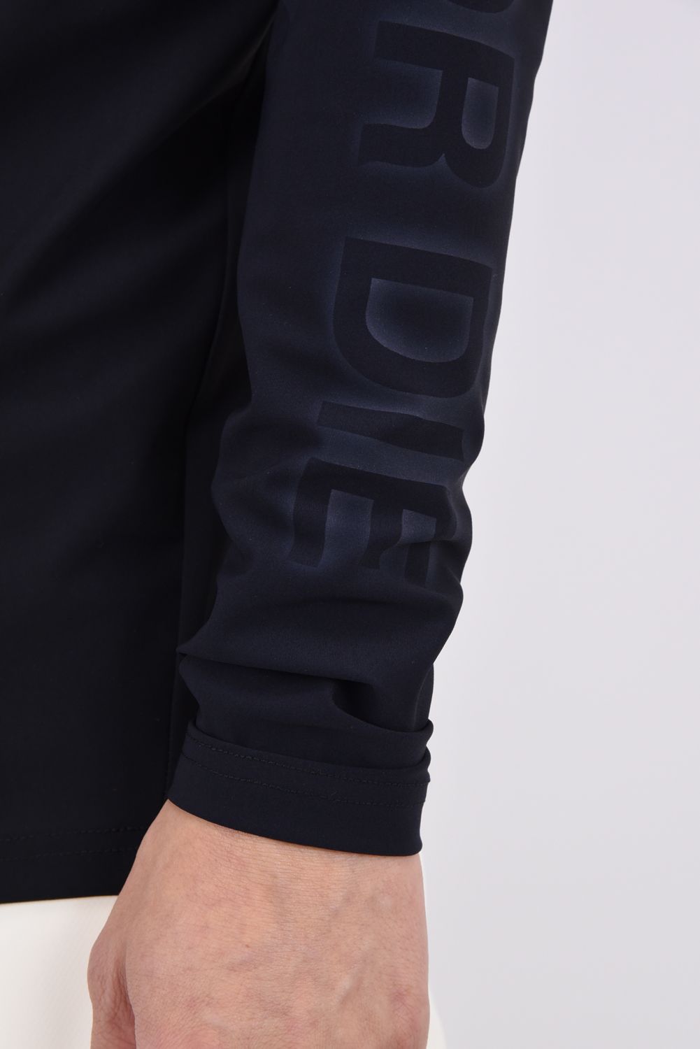 【26AW】 VANGUARD PANEL MOCK NECK / モノトーン サイドロゴ UVカット モックネックTシャツ (ブラック)