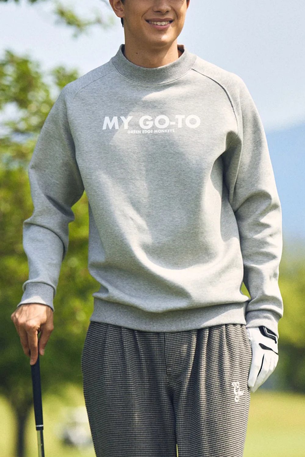 【26AW】 【ユニセックス対応】 COTTON STRETCH MOCK NECK / ダンボール素材 バックプリント モックシャツ (グレー)