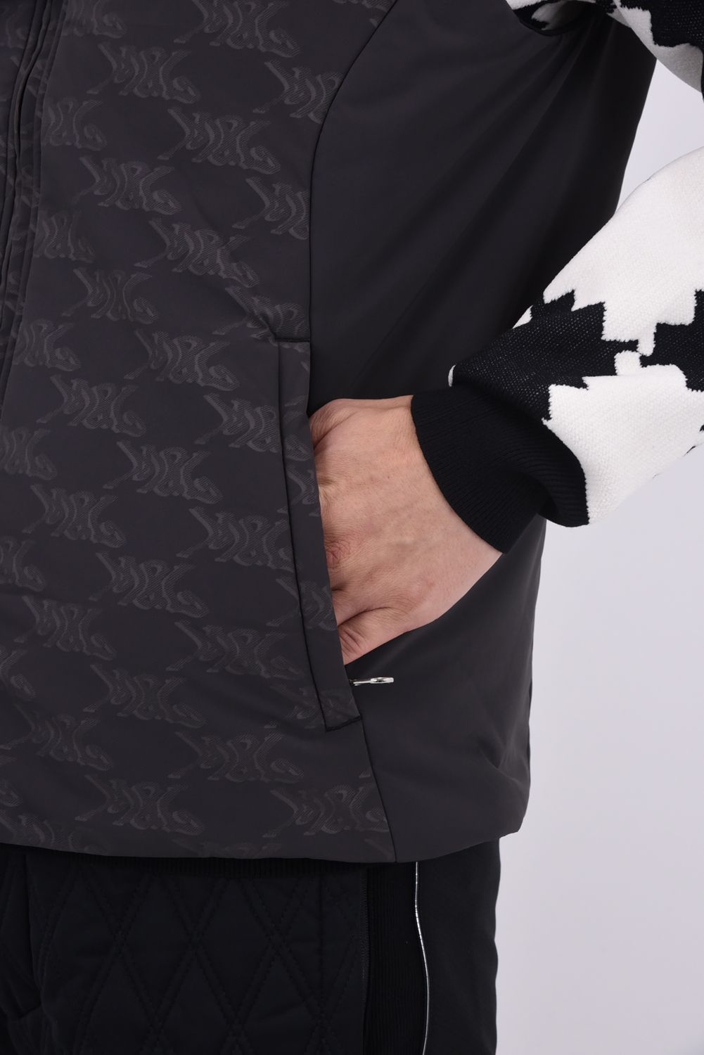DISTORT PERFORMANCE VEST / モノグラムパターン ベスト (チャコール)