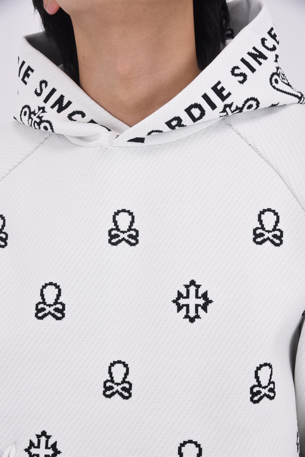 【2025AW】 SVASTIKA POLY FLEX HOODIE / クロスモチーフ オリジナルジャカード ニットフーディー (ホワイト)