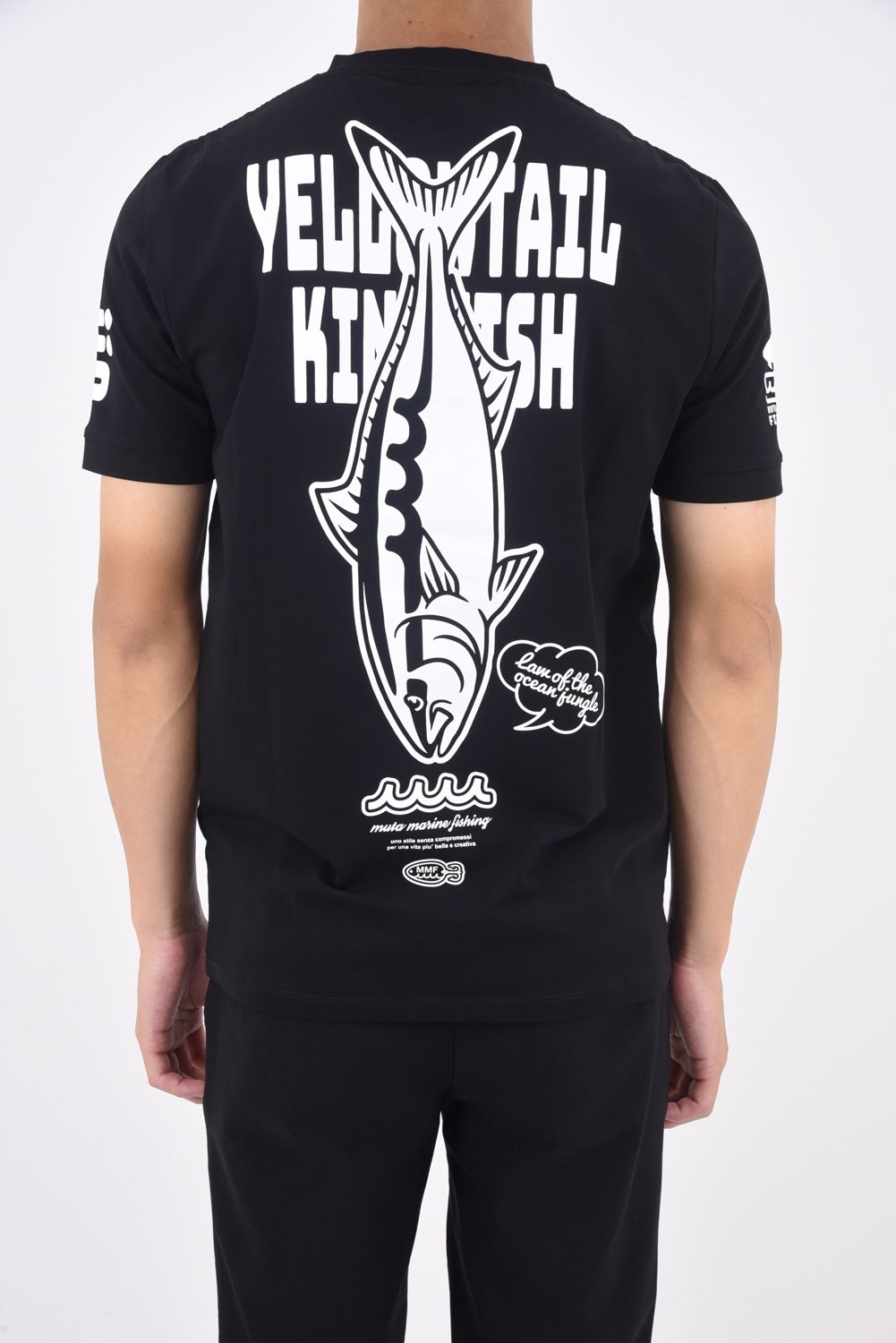 muta - 【muta MARINE Fishing】 YELLOWTAIL KINGFISH S/S T / プリント ロゴ Tシャツ ネイビー  | GOSSIP GOLF