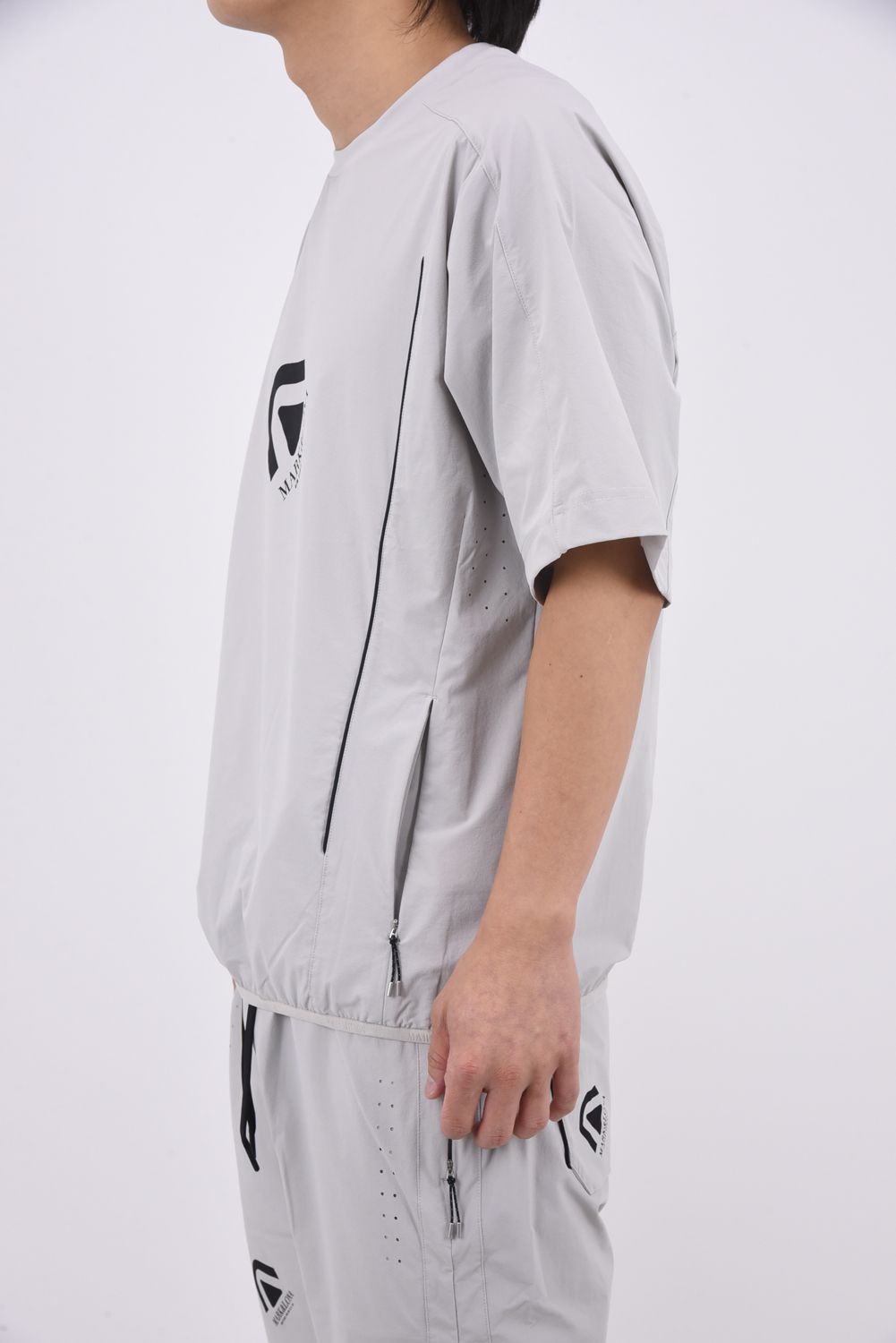 【26SS】【CODE COLLECTION】 PTMT / ストレッチナイロン クルーネックプルオーバー (ライトグレー)