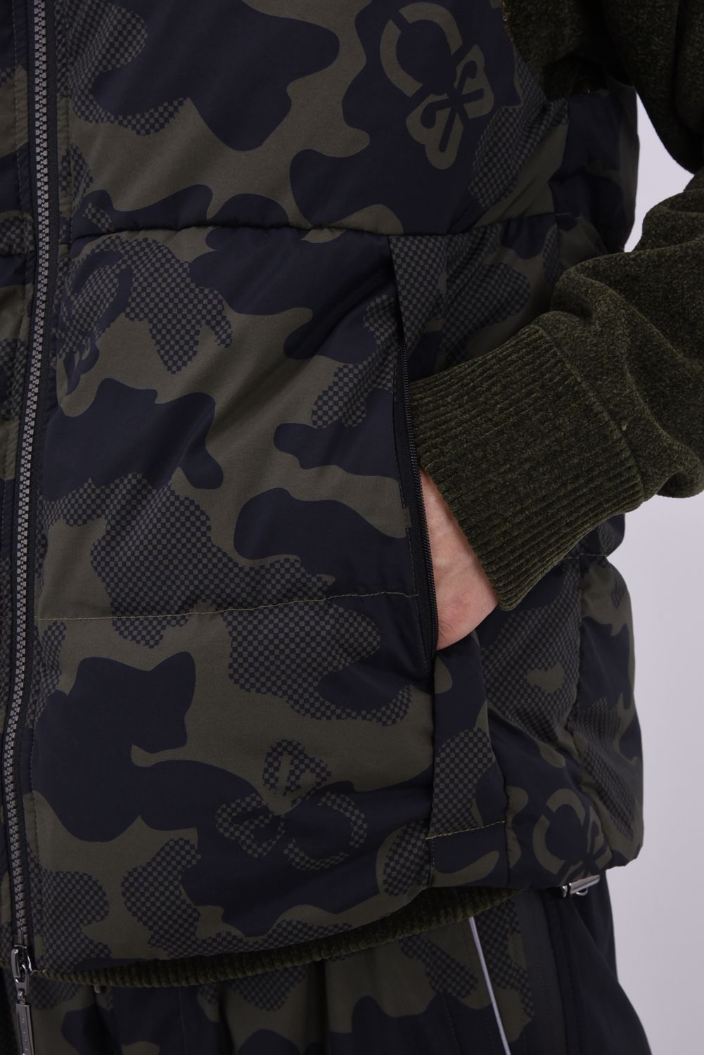 【26AW】 PLURI CAMO STRECH DOWN VEST / スカルカモフラージュ フーデッドダウンベスト (ブラック)
