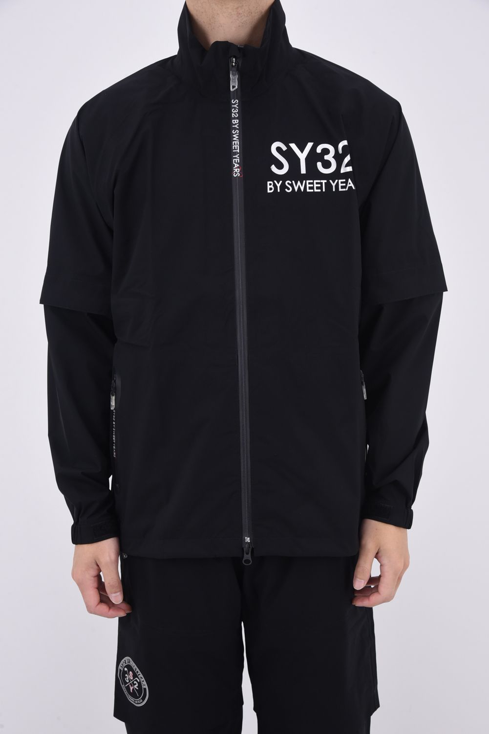 SY32 by SWEET YEARS GOLF - 2.5L LAMINATE STRETCH RAIN SUIT / ブランドロゴ 2.5レイヤー  ストレッチ セットアップ レインウェア (ブラック) | GOSSIP GOLF