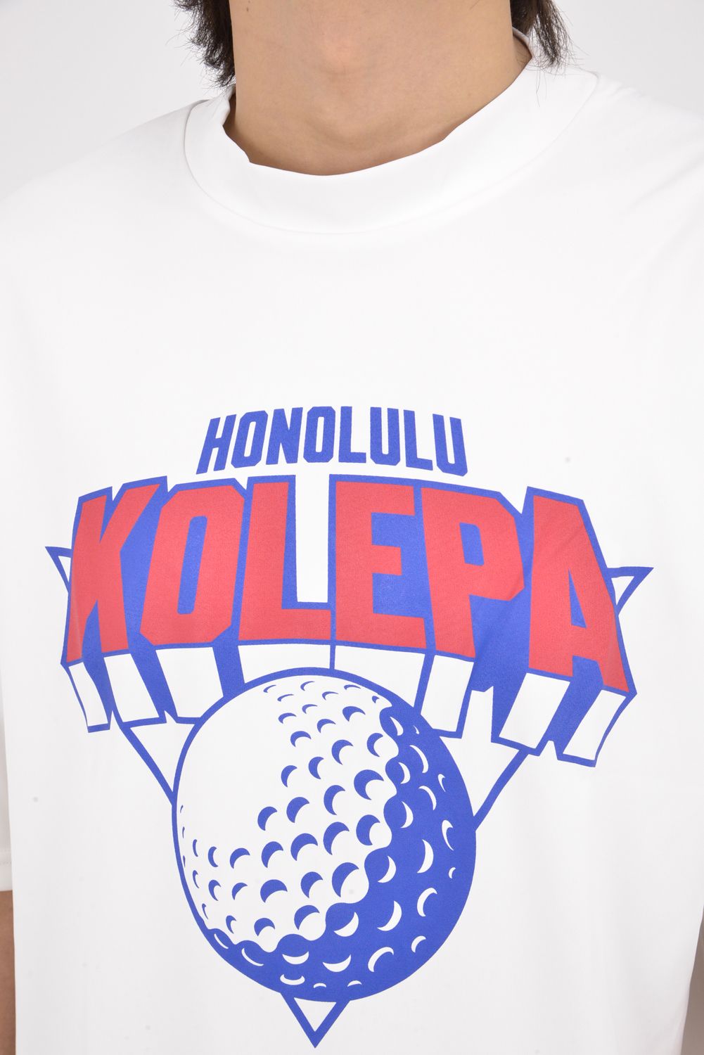 【26AW】 Pālulu Mockneck S/S（TEAM KOLEPA） / ブランドロゴプリント 五分袖 モックネックTシャツ (ホワイト)