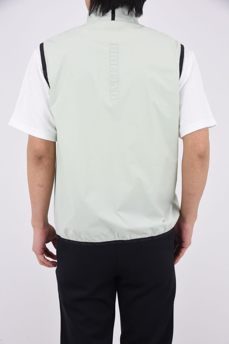 背面のロゴも配色ではなく凹凸で表現することで、存在感がありながらもミニマルなルックスに。