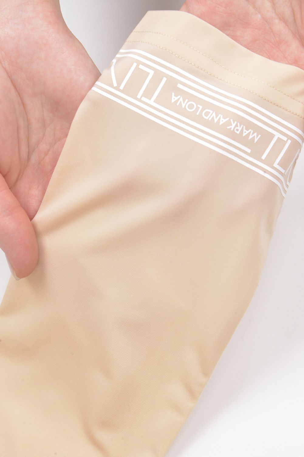 【26SS】【T-LINE】 ARM COVER / ブランドロゴ箔プリント アームカバー (ベージュ)