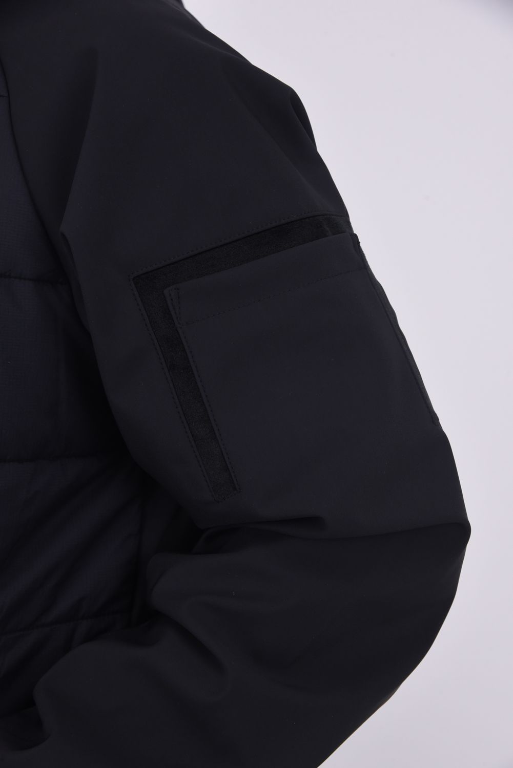 【2025AW】 PRIMAL AIR HYBRID JACKET / PERTEX®ナイロン リフレクタープリント ハイブリッドパファージャケット (ブラック）