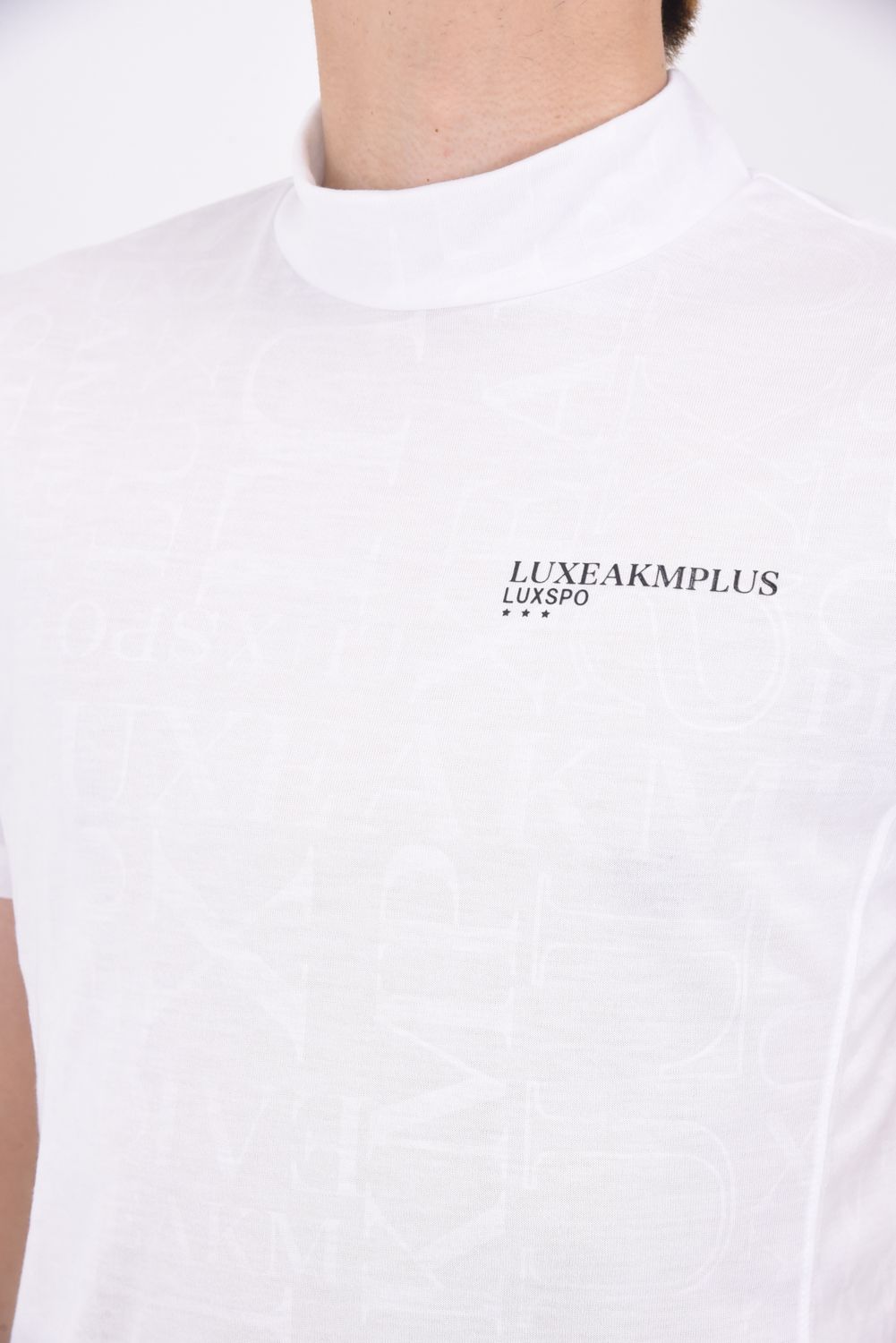 EMBOSSED PRINT MOCK NECK T-SHIRTS / ロゴパターン 半袖モックネック Tシャツ (ホワイト)