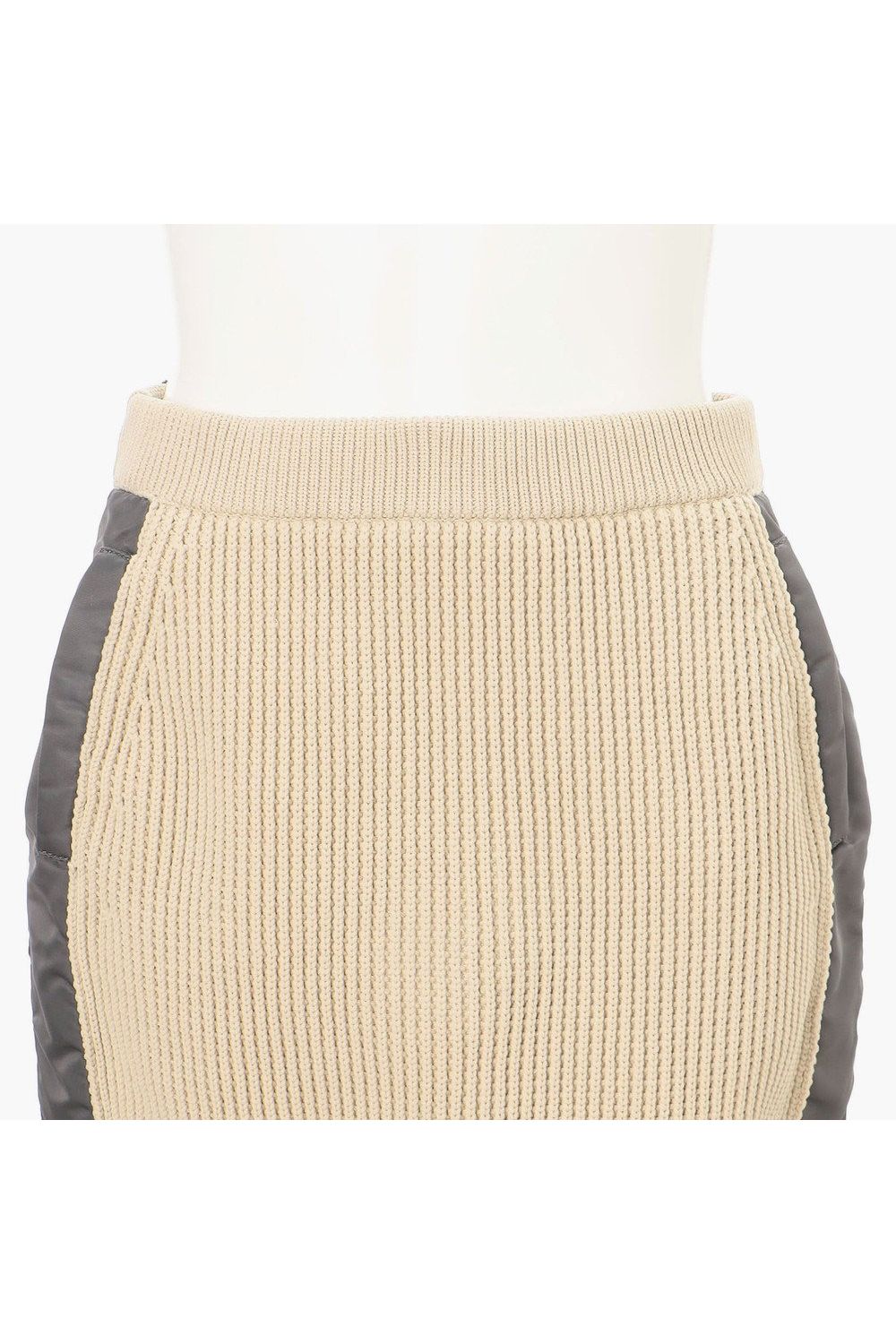 【26AW】【レディース】 WOMEN’S WINDBLOCK DOCKING RIB KNIT SKIRT / 畦編みニット&ナイロンツイル ハイブリッドニットスカート (ベージュ)