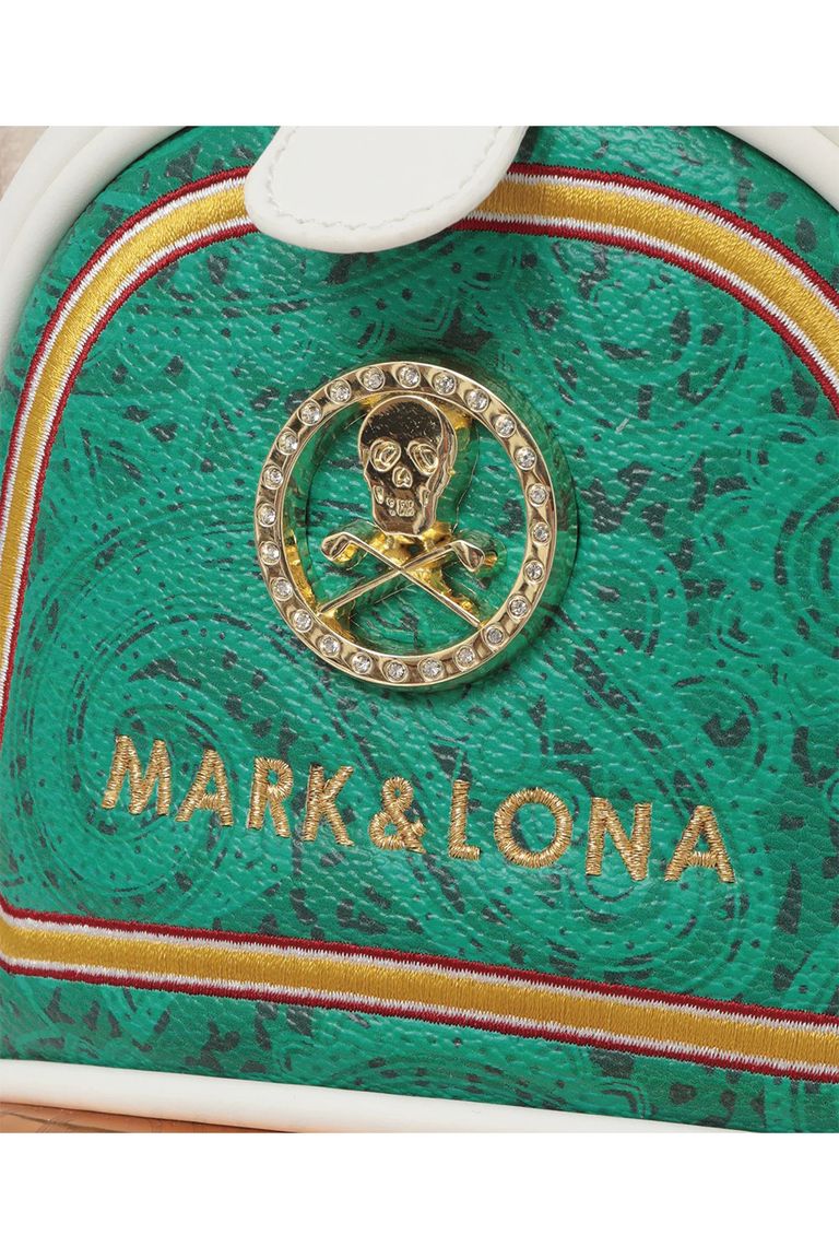 正面下部のマグネット式小物ポケットは、ハンドルと一体型のデザインでスムーズな出し入れが可能。