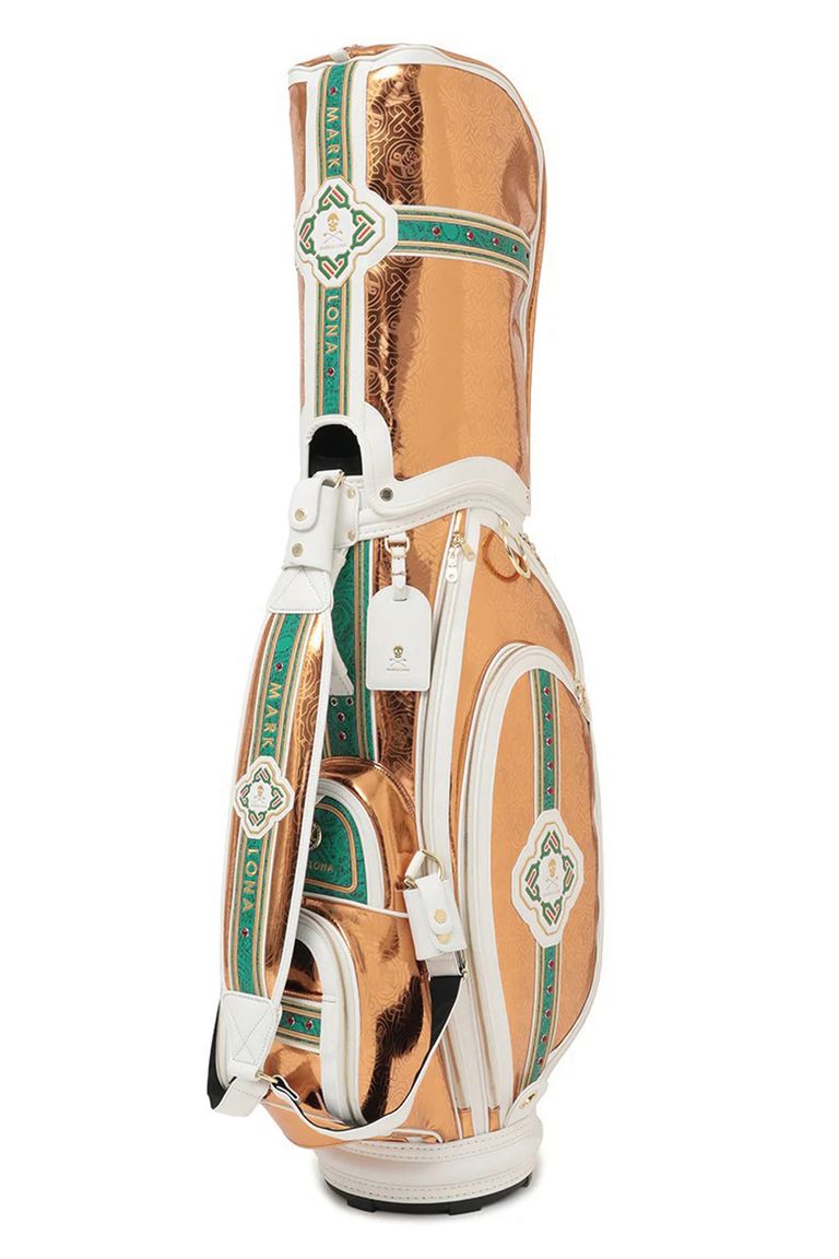 光沢のあるミラーエナメル素材に、アラベスク模様＋スカルパターンを型押しした、ラグジュアリーかつアーティスティックな存在感抜群のアイテム。