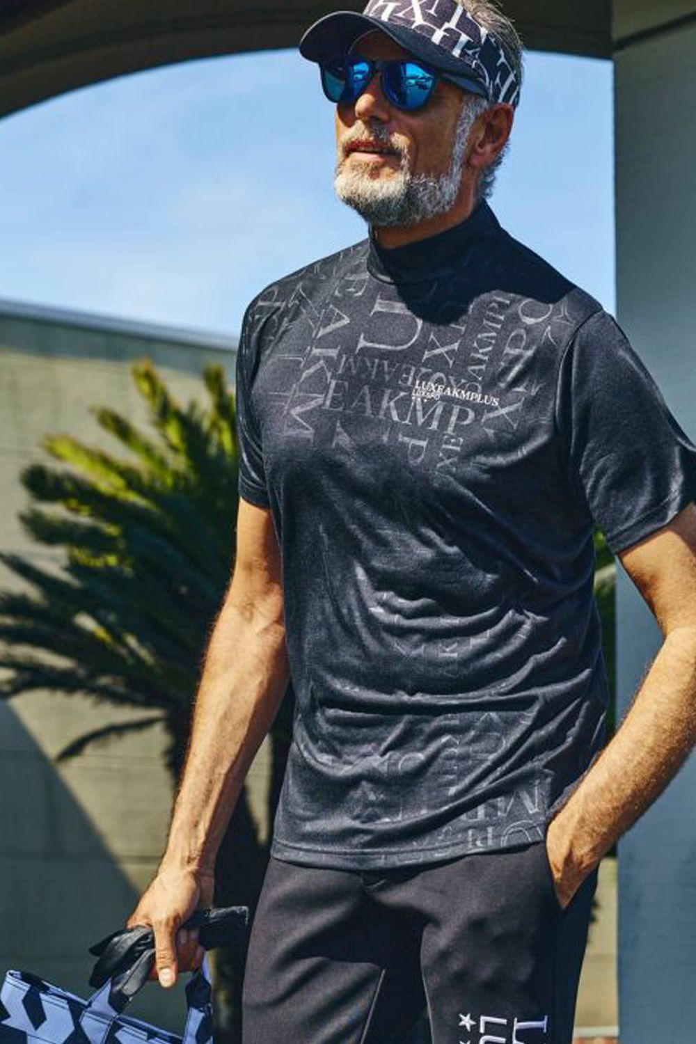 EMBOSSED PRINT MOCK NECK T-SHIRTS / ロゴパターン 半袖モックネック Tシャツ ブラック
