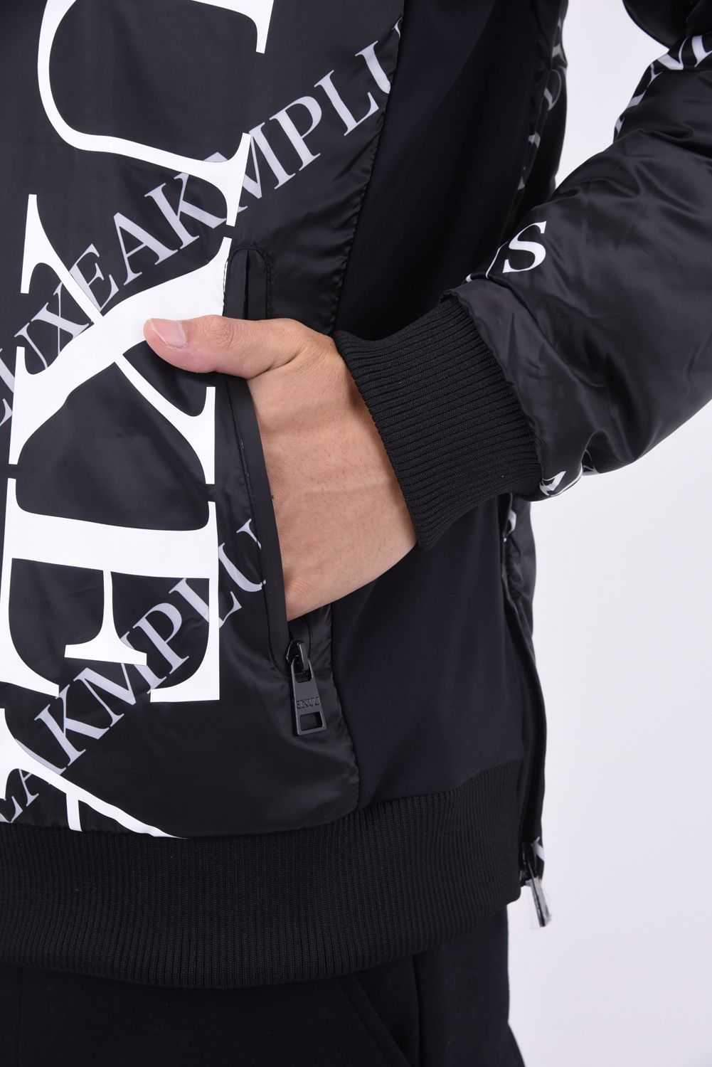 BICOLOR FIT BLOUSON / ロゴ総柄 サイドジップ スニードジャック (ブラック)