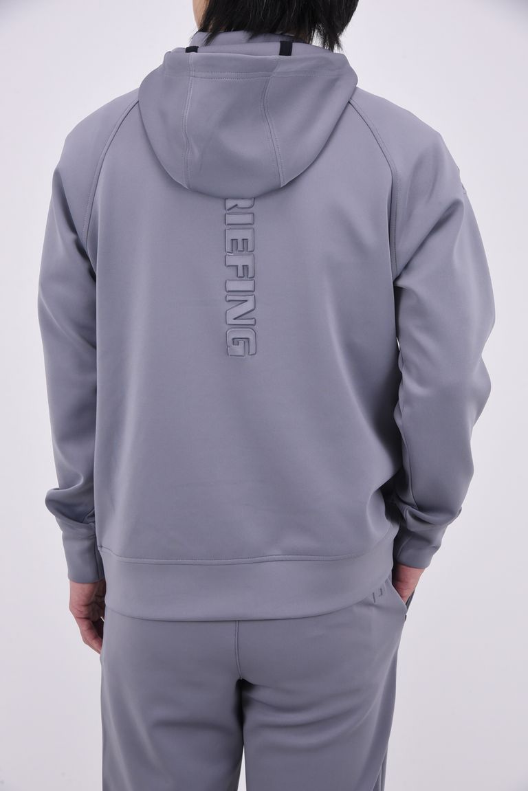 凹凸で表現されたBRIEFINGロゴを背面、袖に配置。