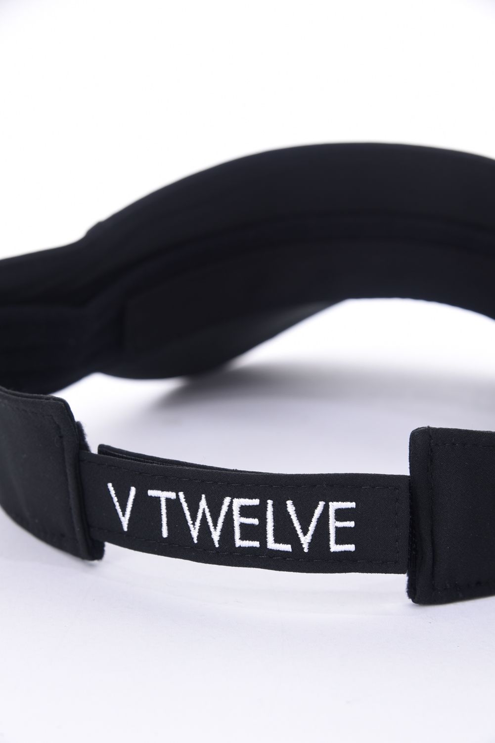 TIT VISOR / V12筆記体ロゴ サンバイザー (ブラック)