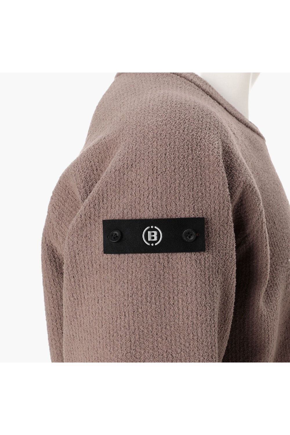 【26AW】 MEN’S AIRY YARN KNIT CREWNECK / エアリーファブリック ブランドロゴ クルーネックニット (モカ)