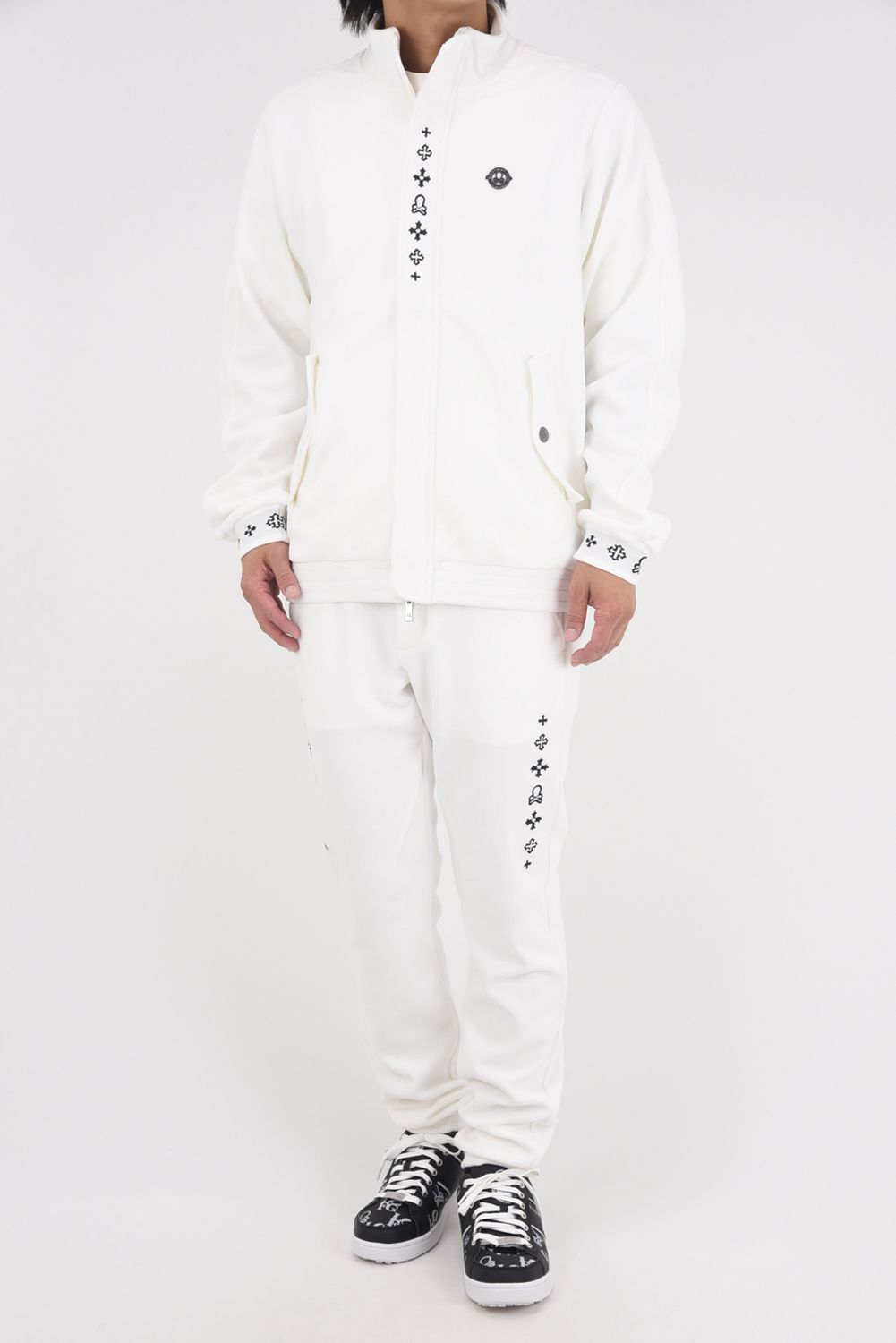 【2025AW 木村拓哉さん着用 VOL.3】  SVASTIKA TRACK PANTS / コーデュロイジャージー クロスモチーフ刺繍 トラックパンツ (オフホワイト)