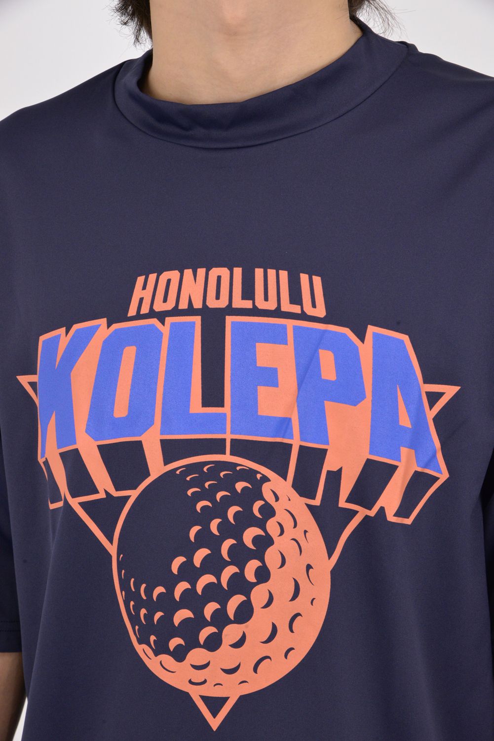 【26AW】 Pālulu Mockneck S/S（TEAM KOLEPA） / ブランドロゴプリント 五分袖 モックネックTシャツ (ネイビー)