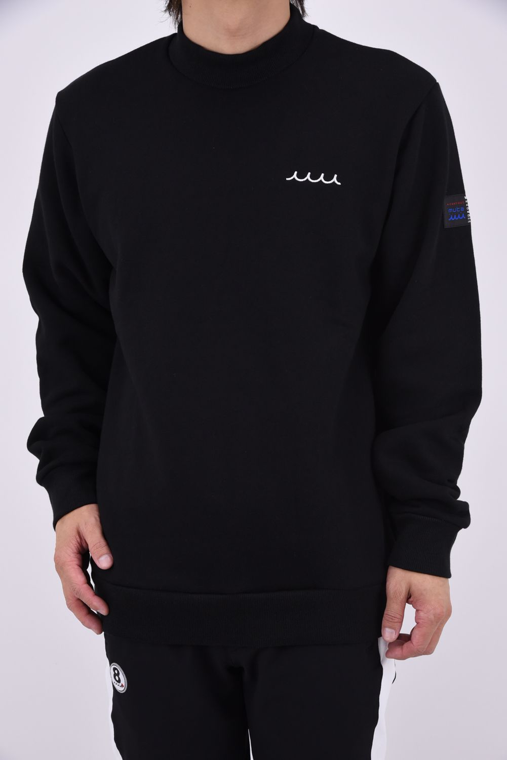 【26AW】【muta MARINE * ACANTHUS】 MOCKNECK SWEATSHIRT / ブランドロゴ モックネックスウェット (ブラック)