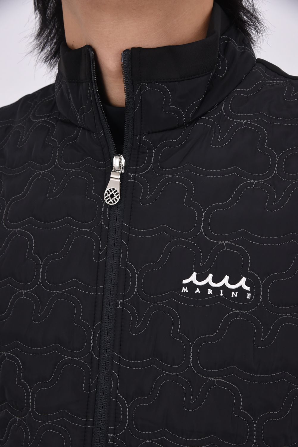 【25AW】 GEOMETRIC WAVE QUILTING BEST / ジオメトリックウェーブ ハイブリッドキルティングベスト (ブラック)