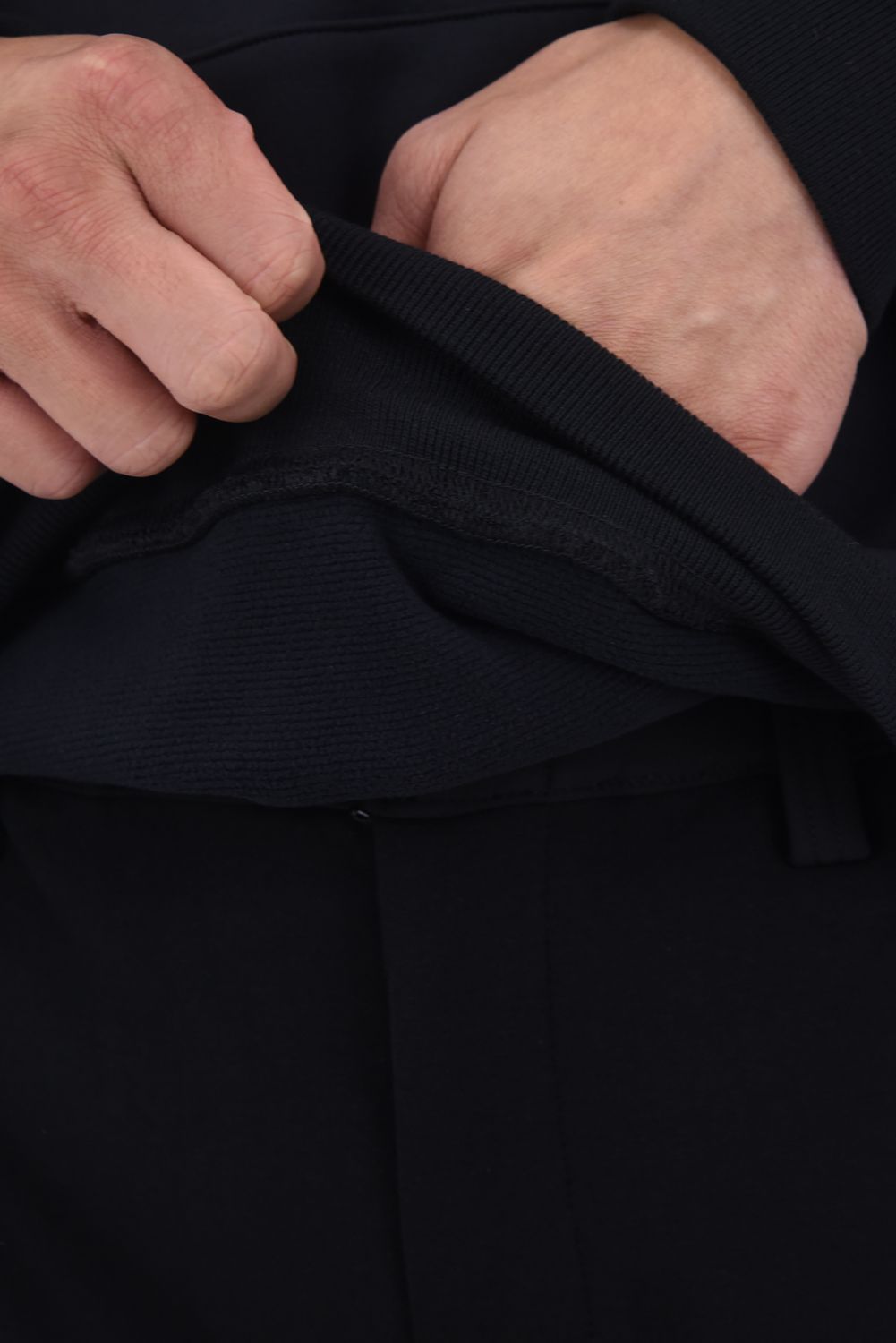 【25AW】 EMBOSSED LOGO HOODIE / 裏起毛 エンボスロゴ プルオーバーパーカー (ブラック)