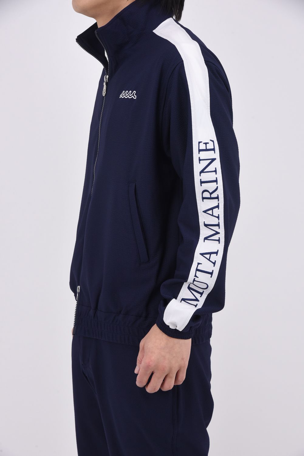 【26SS】 HIGH TENSION SUCKER STAND / シアサッカー サイドロゴ スタンドカラーブルゾン (ネイビー)