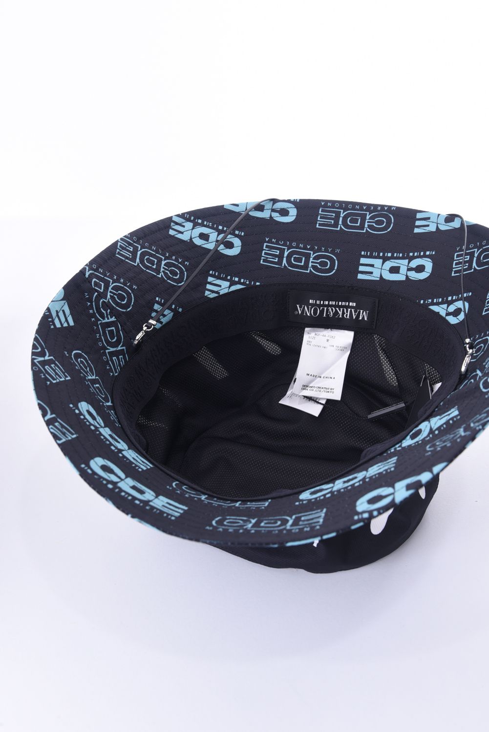 【CODE COLLECTION】 CD10-EBHT / CDEロゴパターンプリント バケットハット (ブラック)