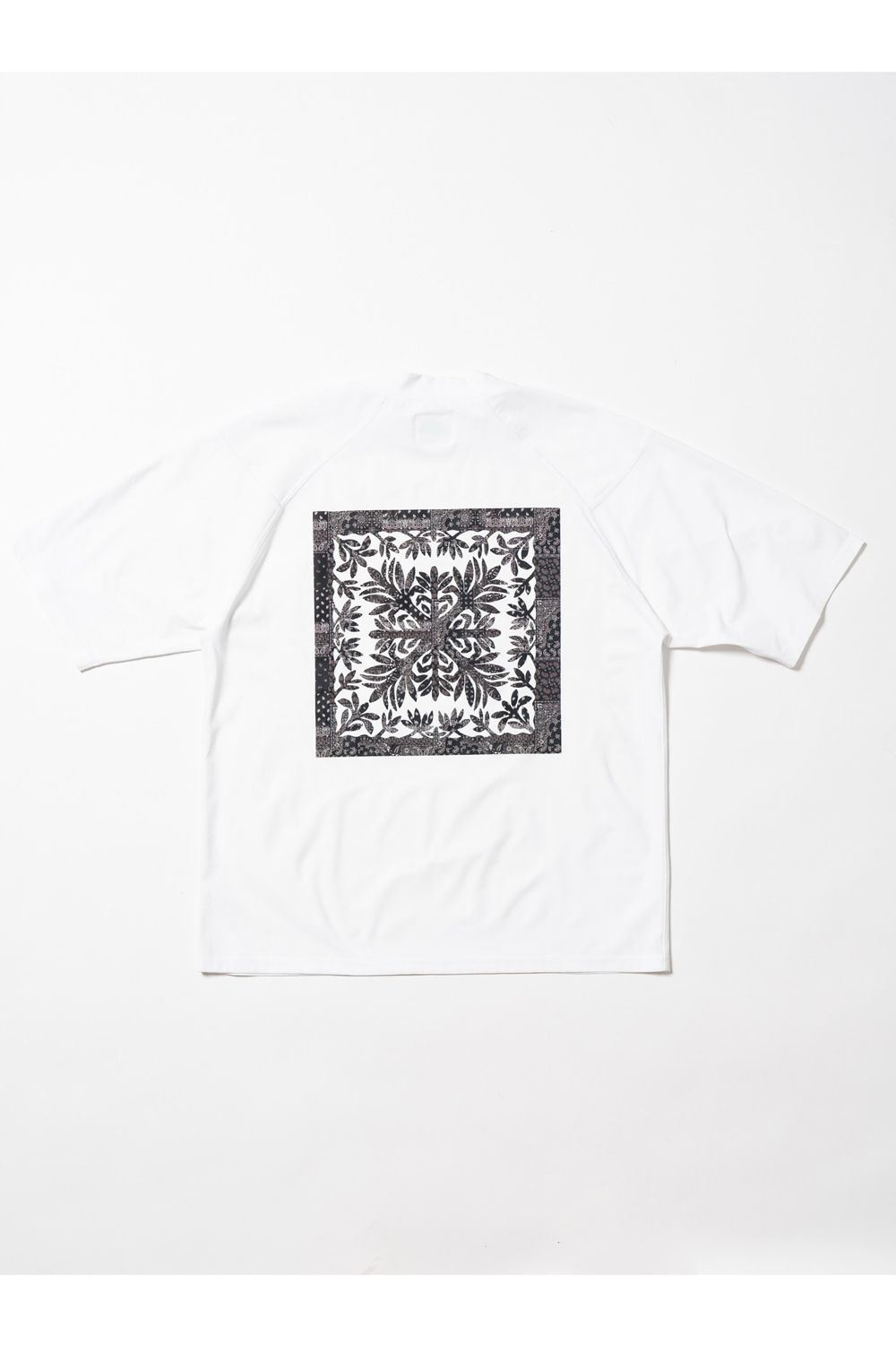 【2026SS】 SURF Mockneck S/S(TI LEAF Paisley) / バックプリント モックネックTシャツ (ホワイト) (4月入荷予定)