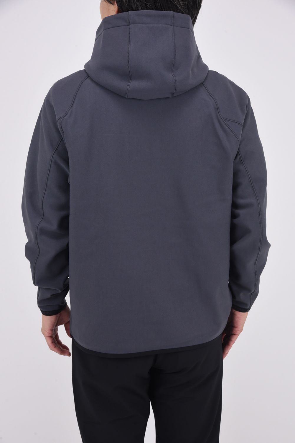 【25AW】 MEN'S LOGO HOODIE / 裏起毛 フロントロゴ 裾切り替え プルオーバーパーカー (チャコール)