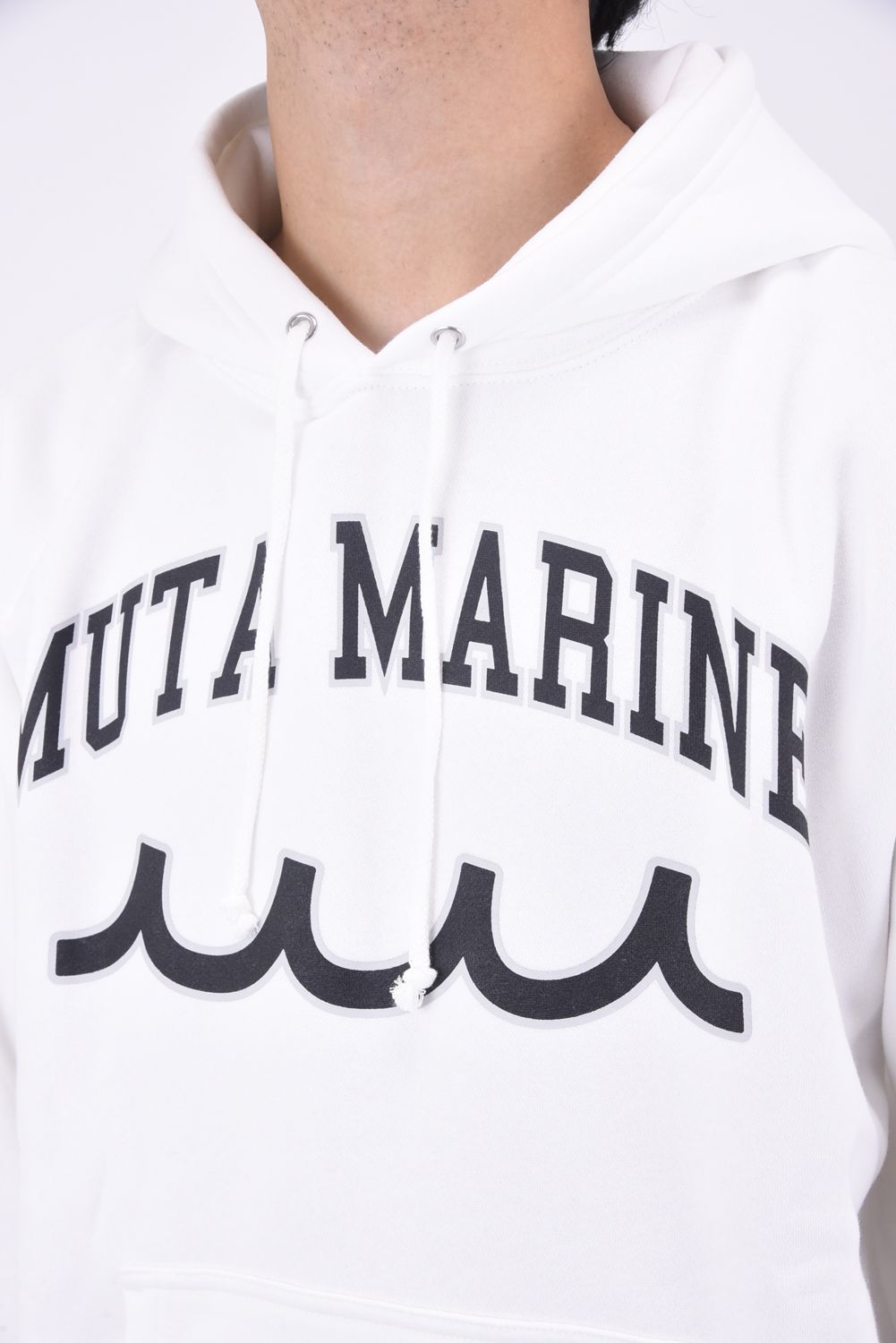 muta - ACANTHUS X MUTA MARINE COLLEGE LOGO HOODED SWEATSHIRT / アカンサス / ムータ  カレッジロゴ 裏起毛 プルオーバーパーカー (グレー) | GOSSIP GOLF