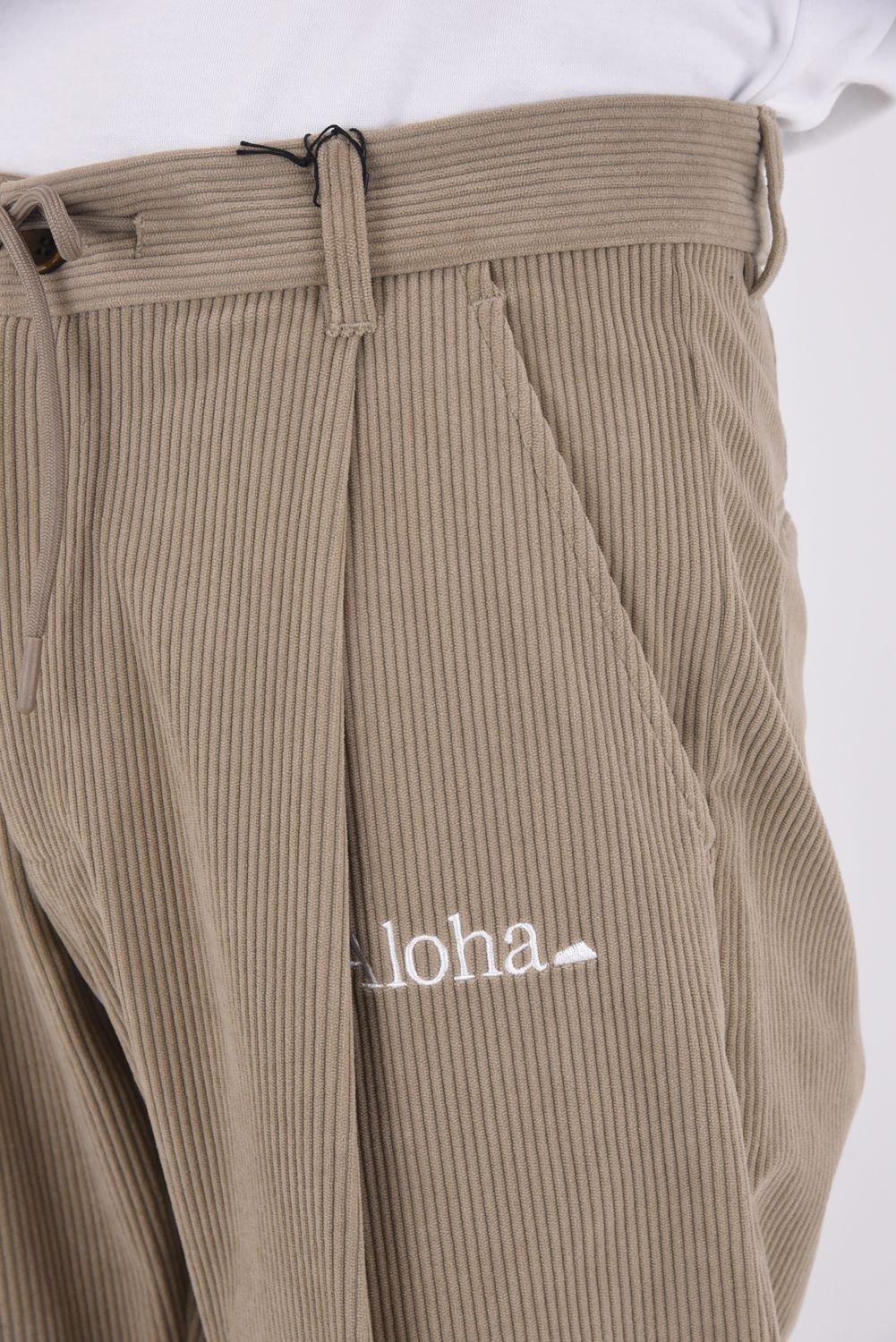 Uka Corduroy Trousers / コーデュロイ テーパードシルエット ワンタックトラウザー (ベージュ)