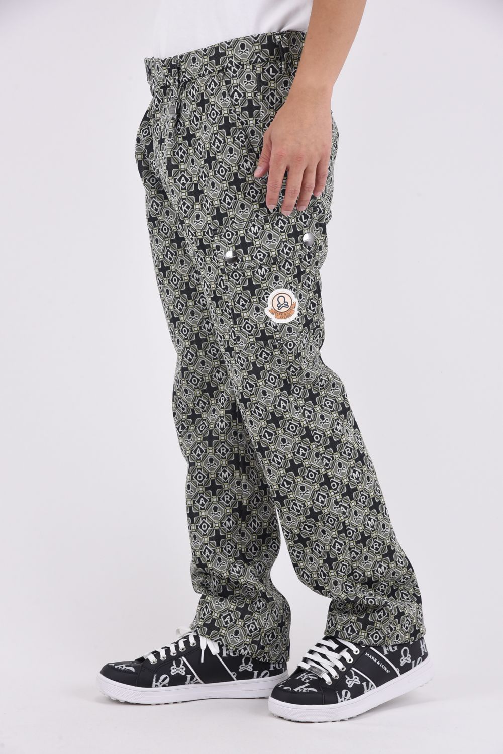 【2025AW 木村拓哉さん着用 VOL.7】 ROSETTE JACQUARD JERSEY TROUSER / ジオメトリックパターン カーゴポケット付きロングパンツ (カーキ)