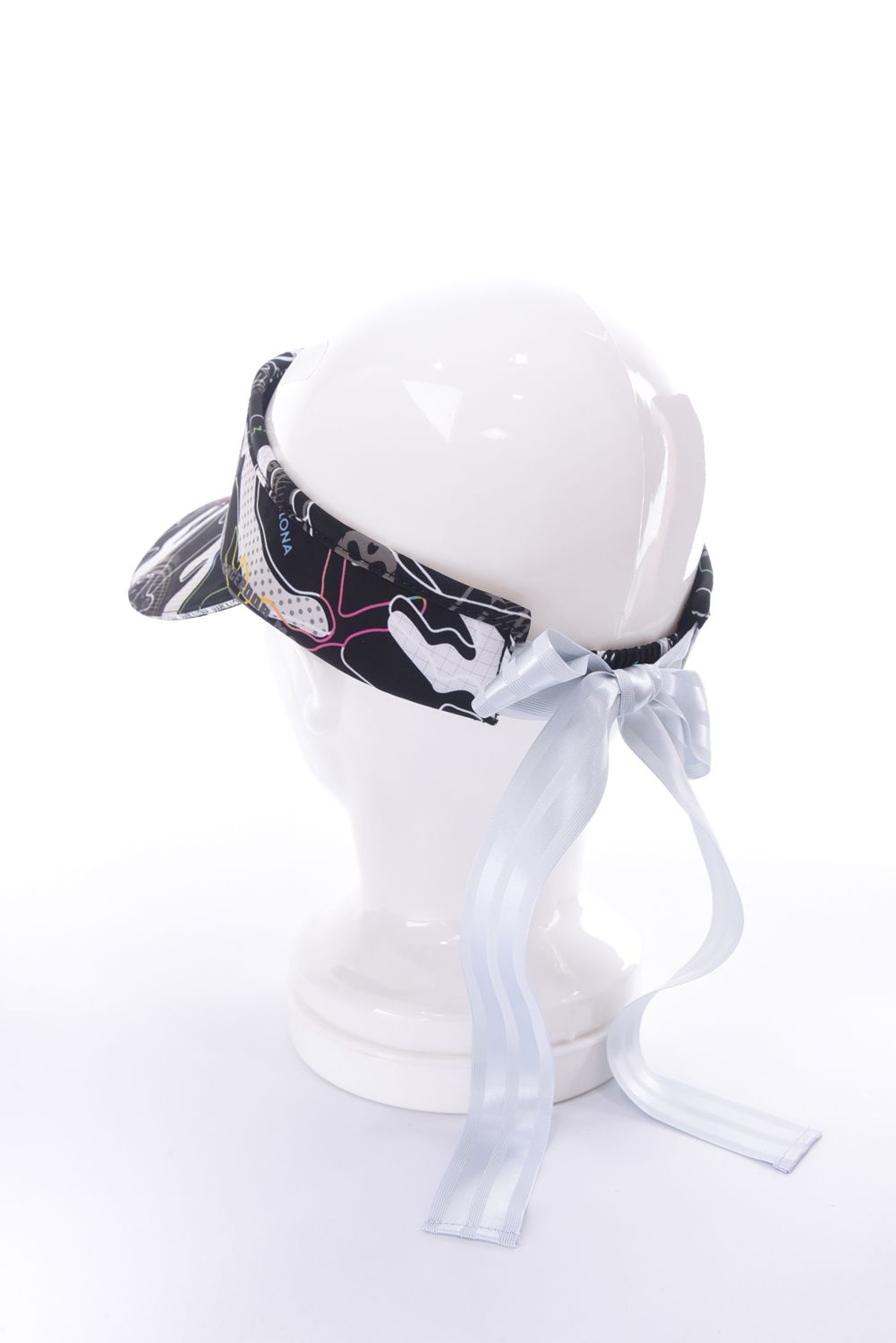 【26SS】【レディース】 AXON CAMO WIDE BRIM VISOR / カモフラージュプリント ラインストーンロゴ つば広リボンサンバイザー (ブラック)