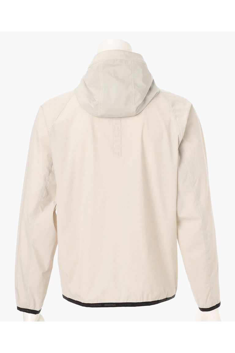 ジップを上まで閉めることで、首元から風が入り込むのを防ぐ、襟腰高めのフード。
首の後ろについているドローコードを締めることで、さらに風が入り込みにくい仕様に。