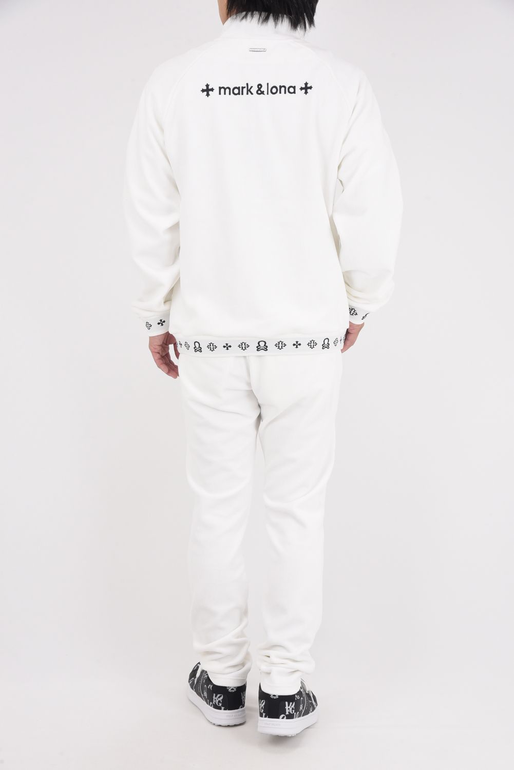 【2025AW 木村拓哉さん着用 VOL.3】  SVASTIKA TRACK PANTS / コーデュロイジャージー クロスモチーフ刺繍 トラックパンツ (オフホワイト)