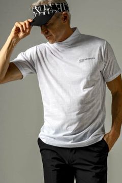 EMBOSSED PRINT MOCK NECK T-SHIRTS / ロゴパターン 半袖モックネック Tシャツ (ホワイト)