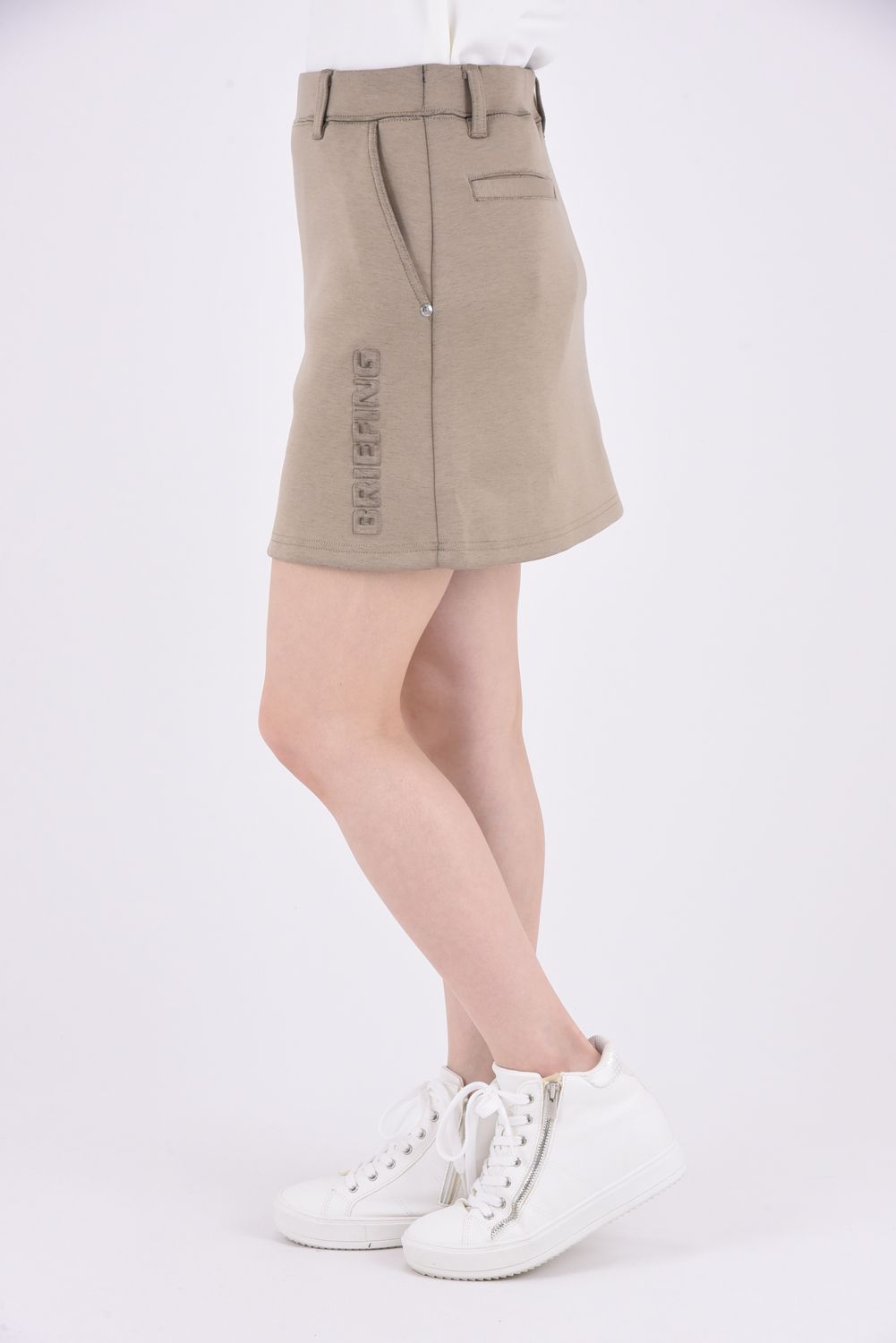 BRIEFING - 【レディース】【秋冬仕様】 WOMENS WARM 3D LOGO SKIRT / 3Dロゴ ウォーム インナー付きスカート  (ベージュ) | GOSSIP GOLF