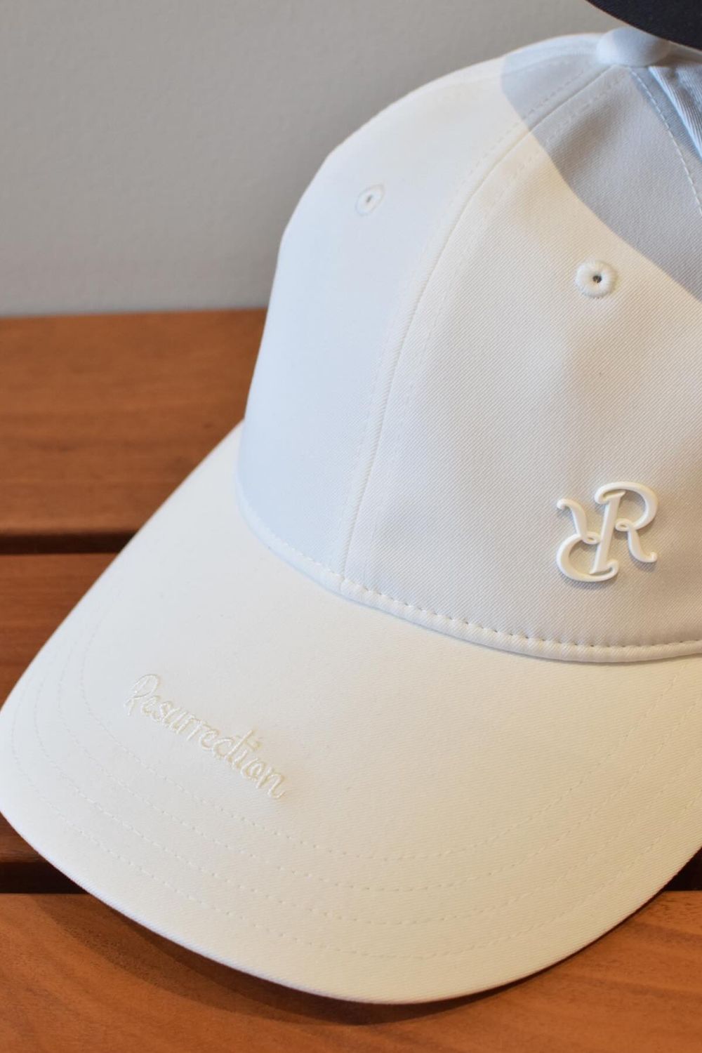 【26SS】 WIDE BRIM CAP / ブランドロゴ刺繍 本革ベルト つば広キャップ (ホワイト)*