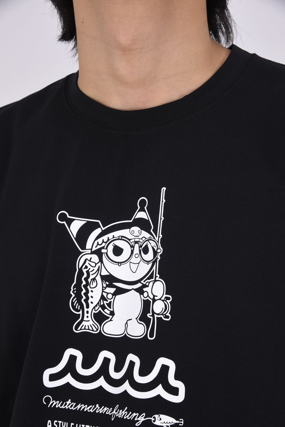 【26SS】 Kuromi × muta MARINE Fishing STRETCH T-SHIRT / Kuromiコラボレーション Tシャツ (ブラック)