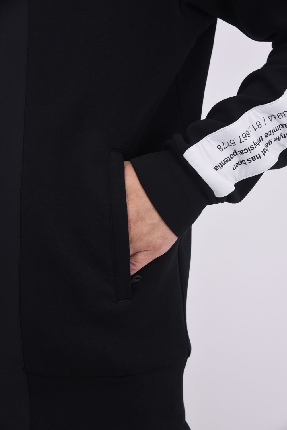 【25AW】 STAND COLLAR SWITCH ZIP BLOUSON / ボンディング素材 コンセプトノーツプリント スタンドカラーブルゾン (ブラック)